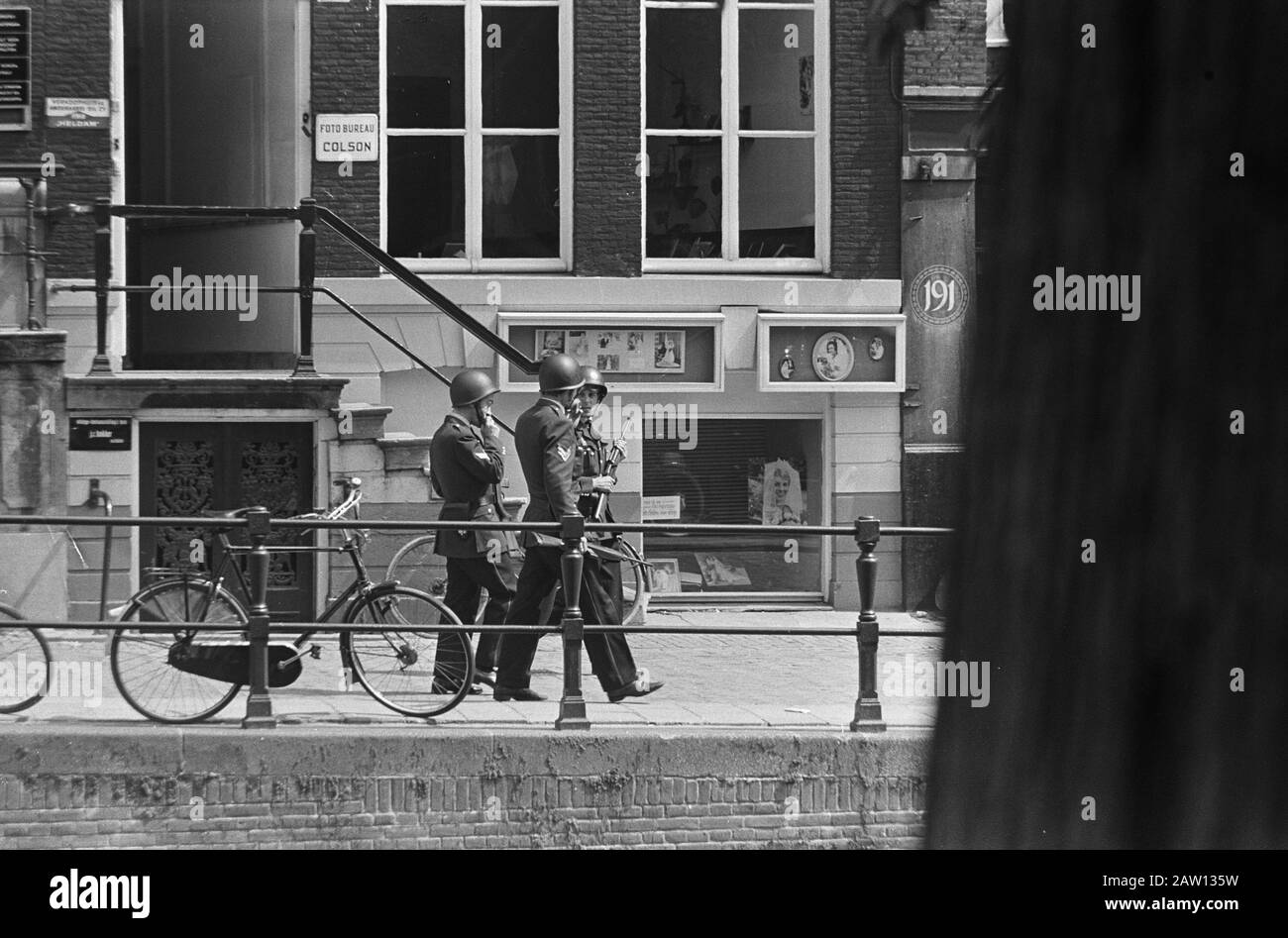 Probleme in Amsterdam, Polizei im Rathaus Datum: 14. Juni 1966 Standort: Amsterdam, Noord-Holland Schlüsselwörter: Polizei, Stadthäuser Stockfoto