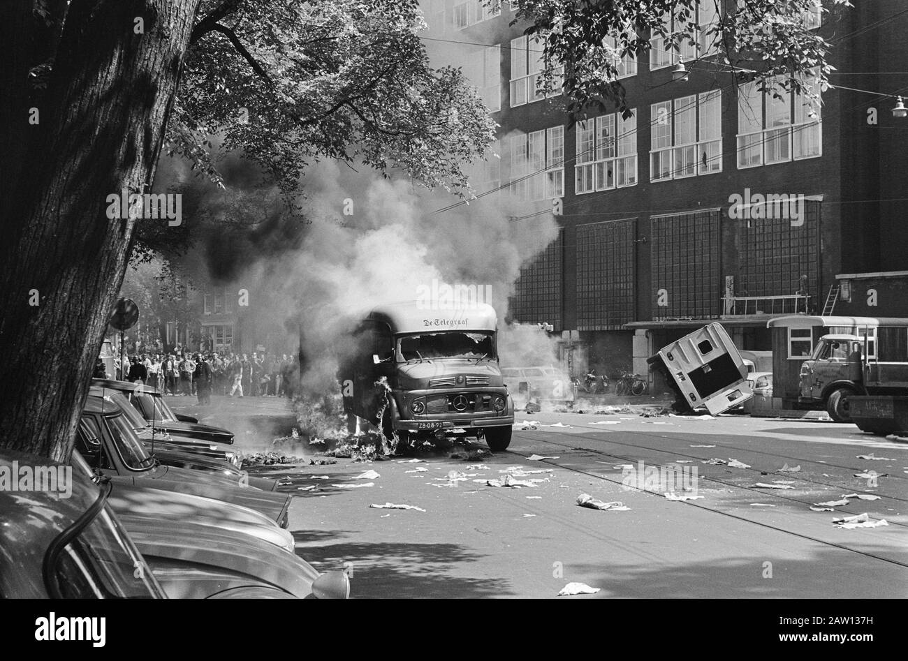 Unruhen in Amsterdam, Die Telegraphenwagen in NZ Voorburgwal in Brand geraten. Stockfoto