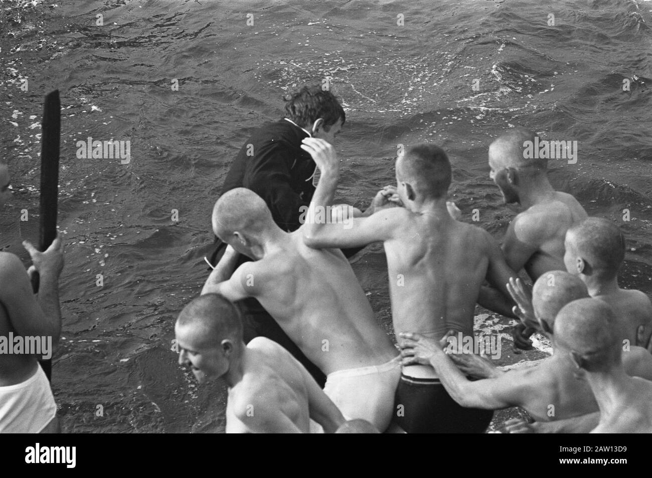 Die Grünen drängen die älteren Studenten auf Wasserdatum: 24. September 1962 Schlüsselwörter: Hazing, STUDENTEN, WASSER Stockfoto