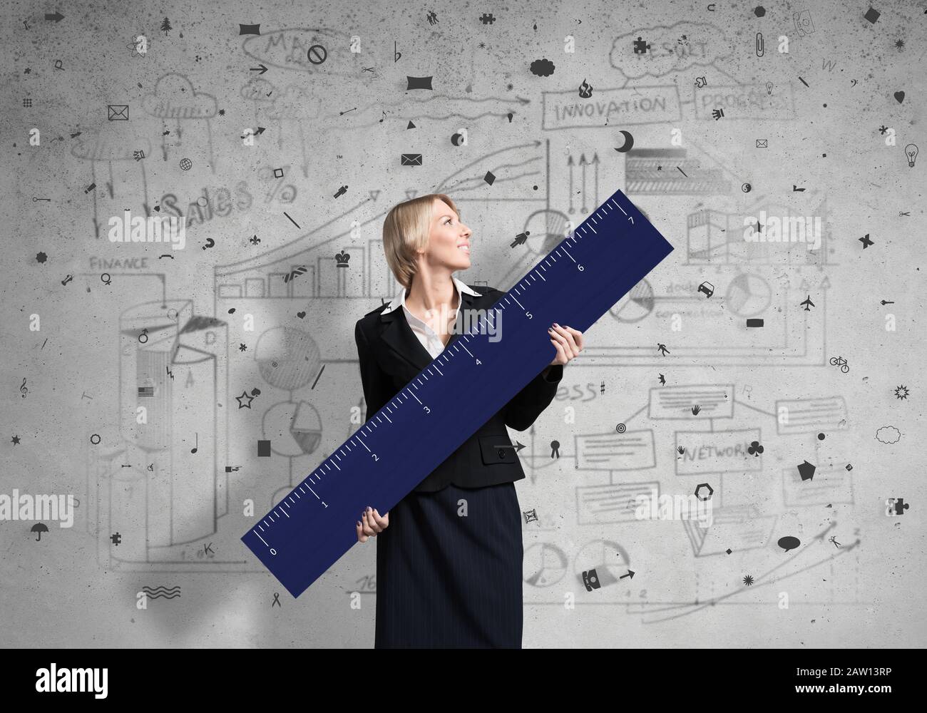 Frau in Business Suit Holding große Herrscher Stockfoto