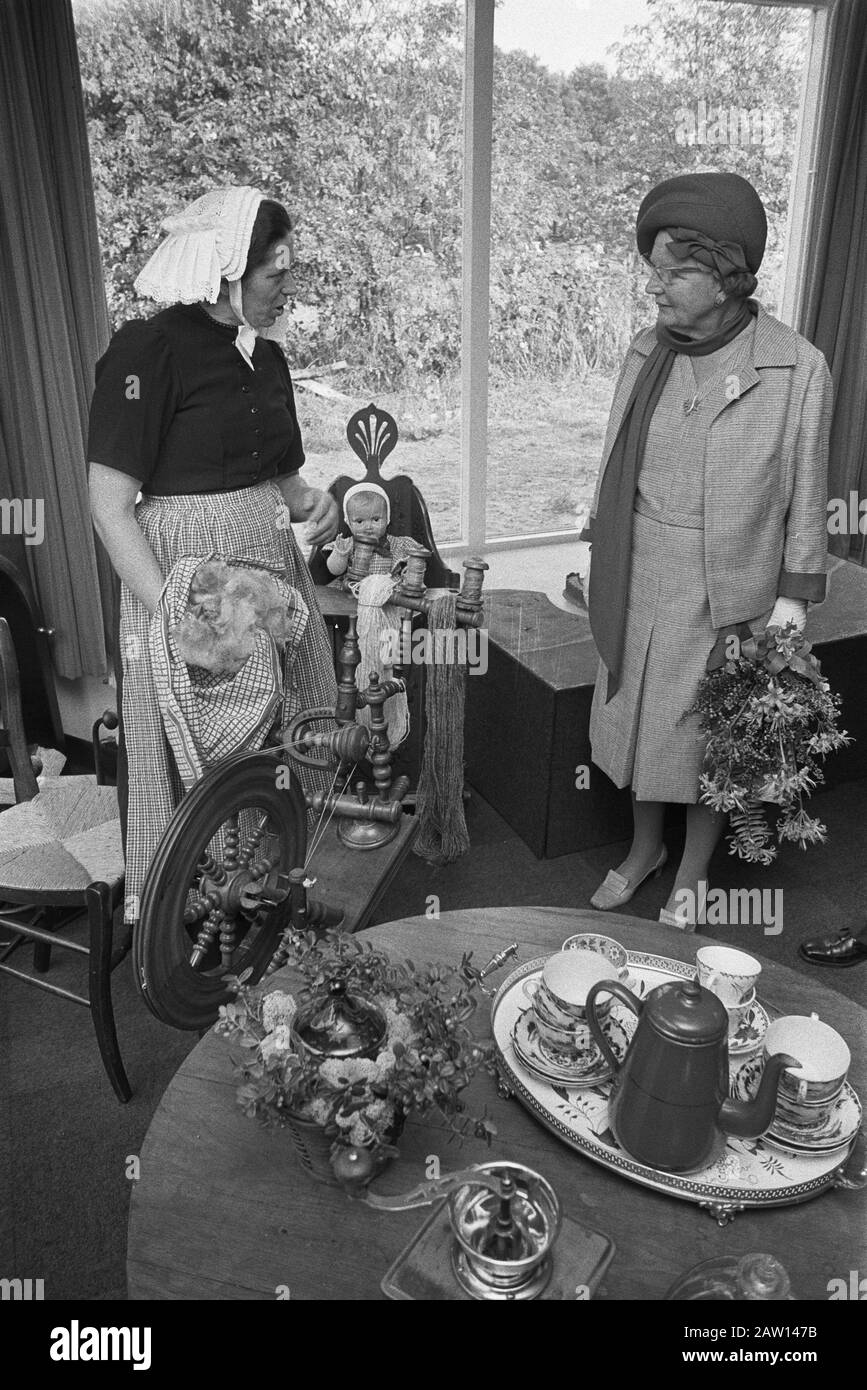 Ihre Majestät Königin Juliana eröffnet neues Stadthaus in Uddel Königin Juliana im Altertum Zimmer Datum: 1. Oktober 1971 Ort: Gelderland, Uddel Schlüsselwörter: Stadt, Kostüme, rotierende Räder Personenname: Juliana, Königin Stockfoto