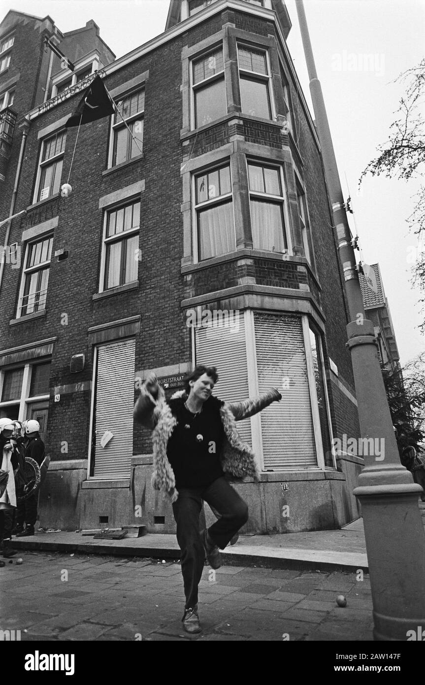Clearance Squat Wood Horst in Amsterdam (in Besitz der UdSSR), glücklicher Hausbesetzer verzichtet auf die Immobilie, im Hintergrundgebäude und (l) MIR Datum: 3. April 1981 Standort: Amsterdam, Nordholland Schlüsselwörter: Hausbesetzungen, Räumungen Stockfoto