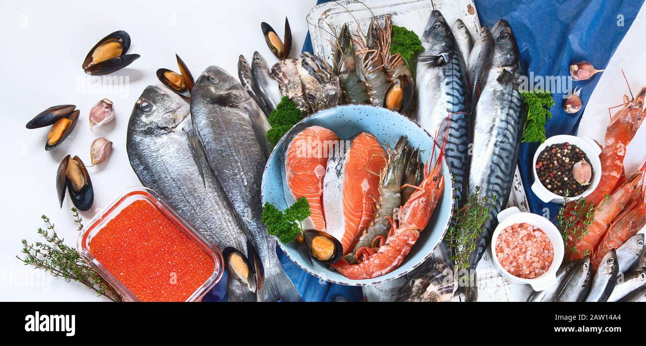 Frischer Fisch und Meeresfrüchte. Gesundes Ernährungskonzept. Draufsicht. Panorama, Banner Stockfoto