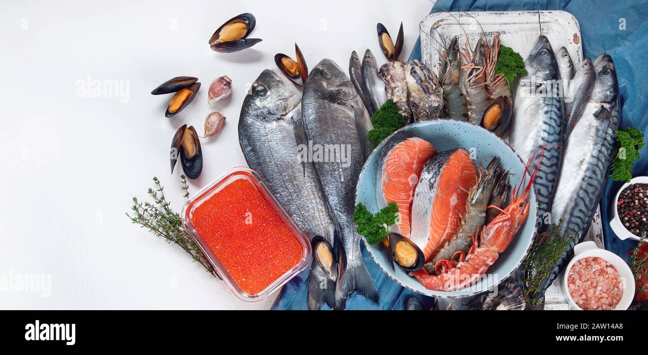 Frischer Fisch und Meeresfrüchte. Gesundes Ernährungskonzept. Draufsicht mit Kopierbereich. Panorama, Banner Stockfoto