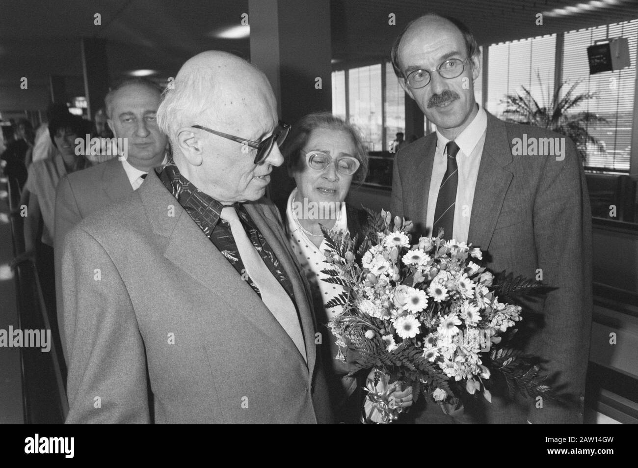 Ankunft am Flughafen des Verfechters der Menschenrechte und Reformen in der Sowjetunion Andrei Sacharow und seine Frau Jelena Bonner für die Verleihung des Doktorgrades in Recht Willkommen mit Blumen Datum: 15. Juni 1989 Ort: Nordholland, Schiphol Schlüsselwörter: Ankünfte, Blumen, Ehrendoktorate, Auszeichnungen für Menschenrechte Name der Person: Bonner, Jelena, Sacharow, Andrei Stockfoto