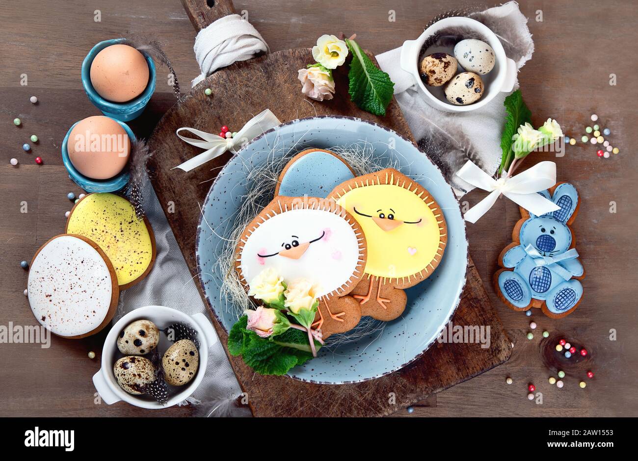 Osterplätzchen auf Holzgrund. Draufsicht mit freiem Kopierspeicher Stockfoto