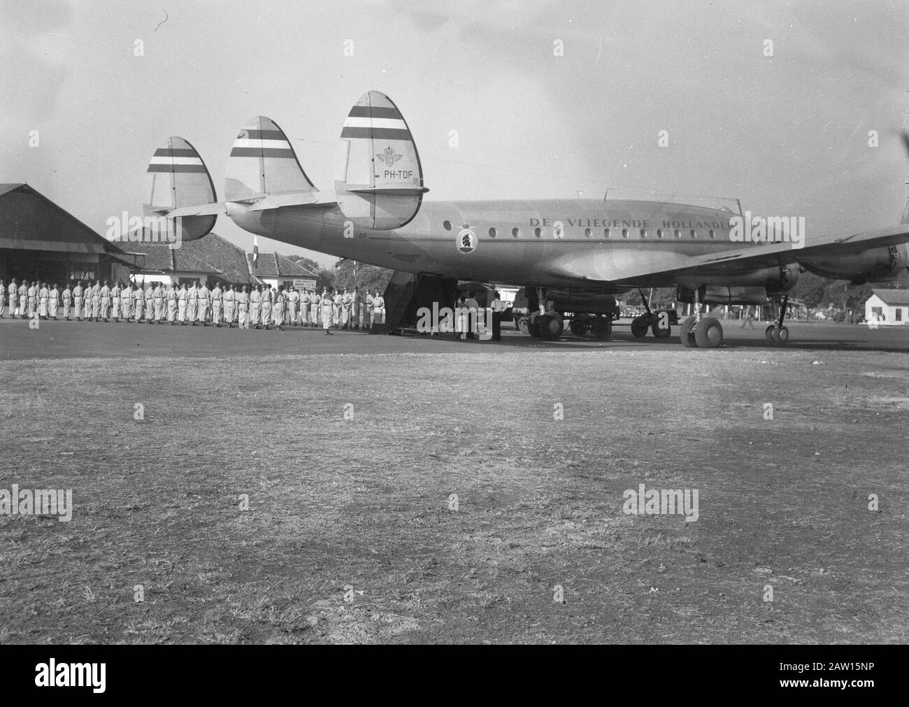 Übermittlungsreste Siamesischer Fürst Paribatra Am 28. Sept. waren die Überreste des Prinzen Paribatra Siam, der während der japanischen Besetzung in Bandung verstorben war, reduziert durch das KLM-Sternbild auf Siam. Denn es war eine besondere Mission von Siam, bestehend aus Würdenträgern, W. O. Chumbhot, Prinz Bandhuma, der Ehefrau des Verstorbenen, Prinzessin Siriratma und vielen anderen hohen Behörden, die nach Indonesien kamen, um den verstorbenen Prinzen auf seiner letzten Reise zu begleiten. Das speziell ausgestattete KLM-Sternbild Franeker Datum: 28. September 1948 Standort: Indonesien Niederländische Ostindien Stockfoto