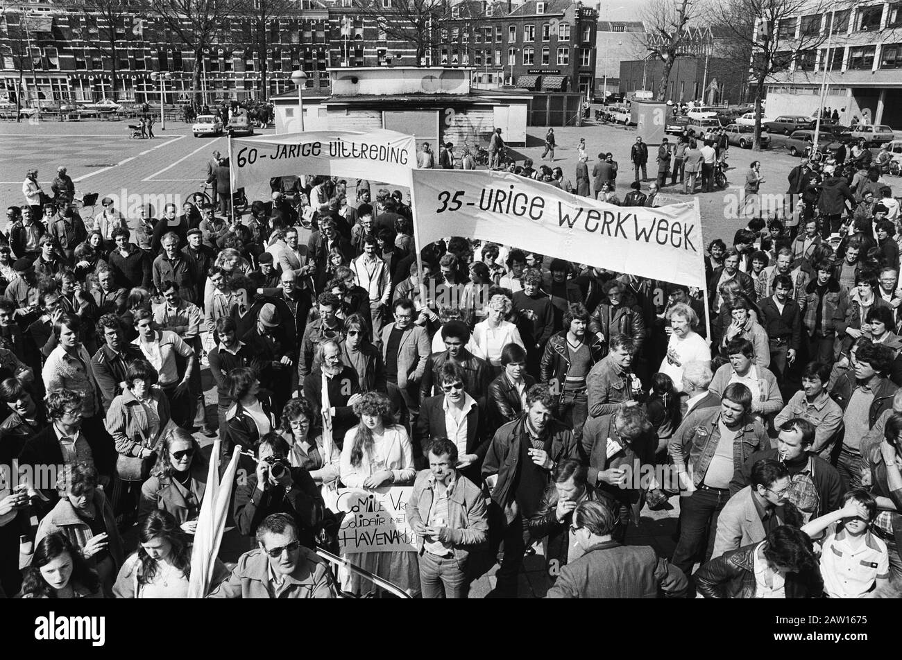 Demonstration der Hafenarbeiter in Rotterdam, um ihre Lohnforderungen An die Banner zu bekräftigen, lautet: 35-Stunden-Woche Datum: 13. April 1979 Standort: Rotterdam, South Holland Schlüsselwörter: Demonstrationen, Hafenpersonal Stockfoto