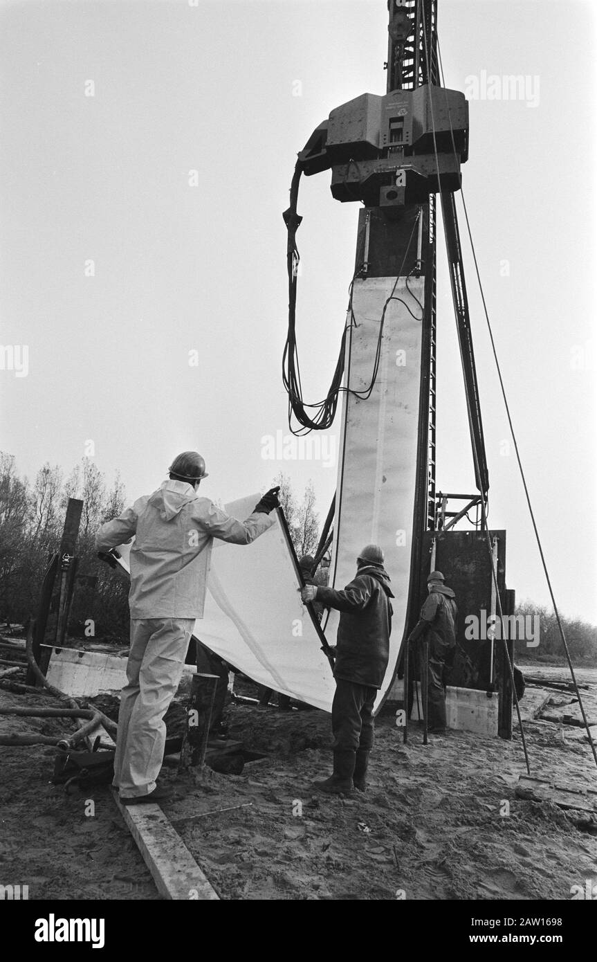 Die ehemalige Deponie in Volgermeerpolder hat ein Experiment zur Platzierung von Ecoschermen begonnen Datum: 14. November 1984 Standort: Amsterdam, Noord-Holland, Volgermeerpolder Schlüsselwörter: Deponien Stockfoto