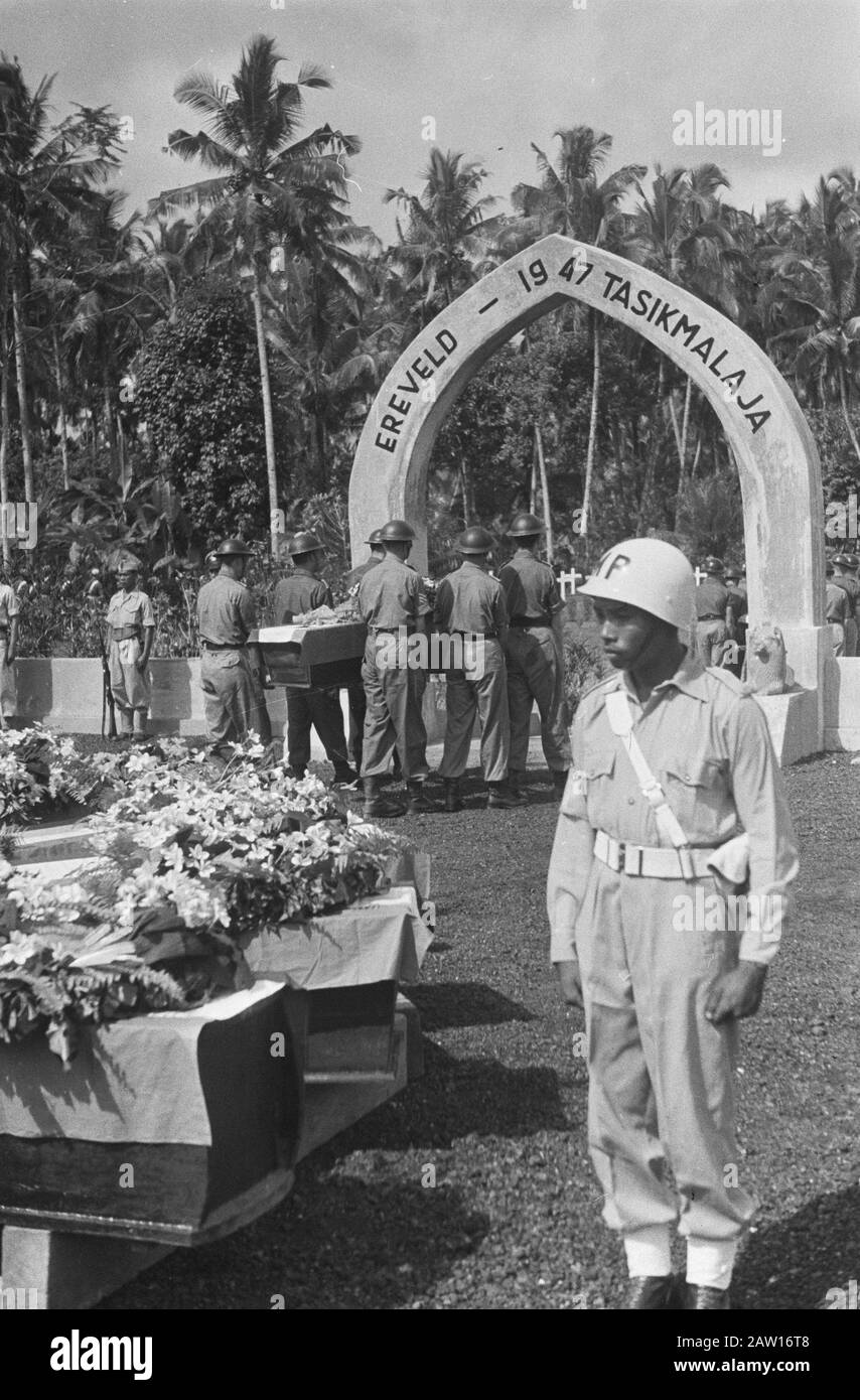 Die Wiederbestattung von zehn Soldaten auf dem Graves Tasikmalaja Ehrenfeld war die zeremonielle Grabstätte von 10 Soldaten, die letztes Jahr während des marsches nach Tasikmalaya getötet und vorübergehend begraben wurden. Mehrere Behörden nahmen an der Zeremonie fest. Unter anderem Gene. Maj. Dürst Britt, Cdt 3. Inf. Brig. Col. Lentz und Recommba für Westjava, Hilman Djadiningrat. Datum: 10.Mai 1948 Ort: Indonesien, Java, Niederländische Ostindien, Tasikmalaya Stockfoto
