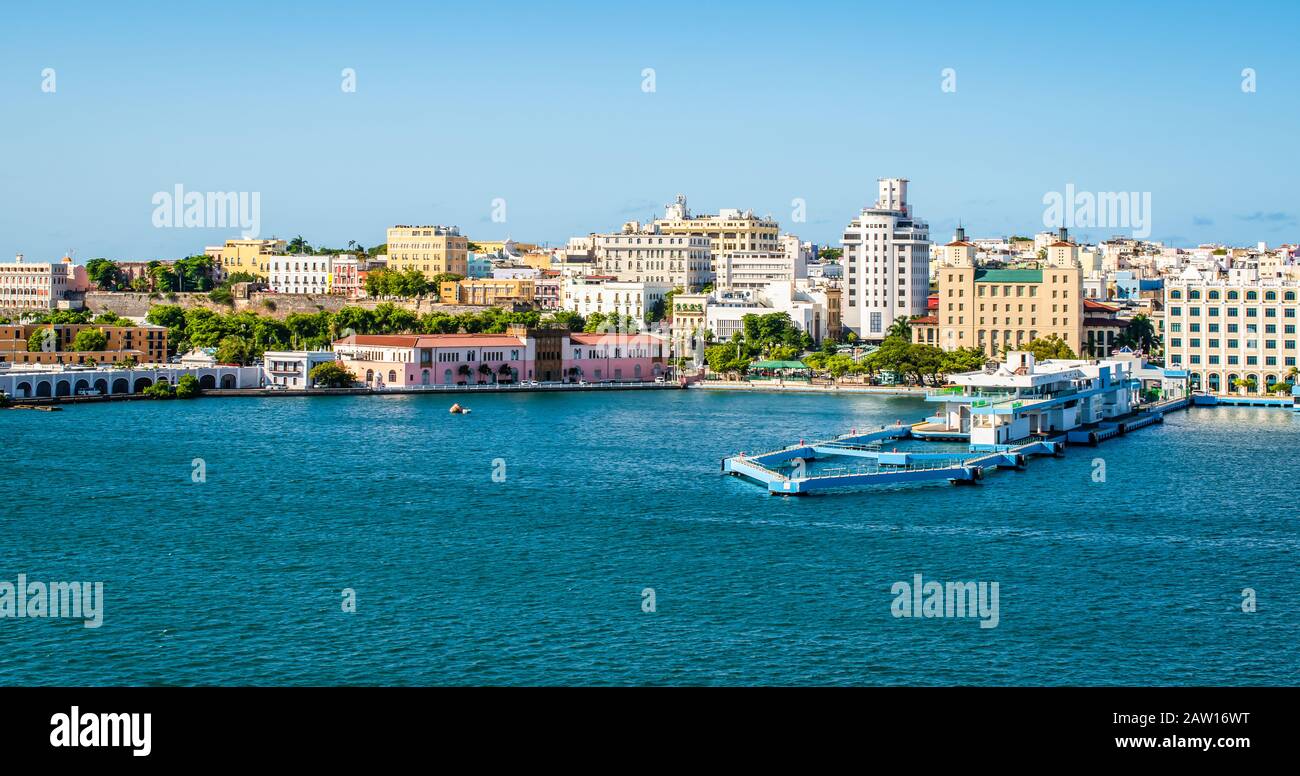 Hafen und Skyline von San Juan, Puerto Rico. Panorama-Blick auf die Landschaft. Stockfoto