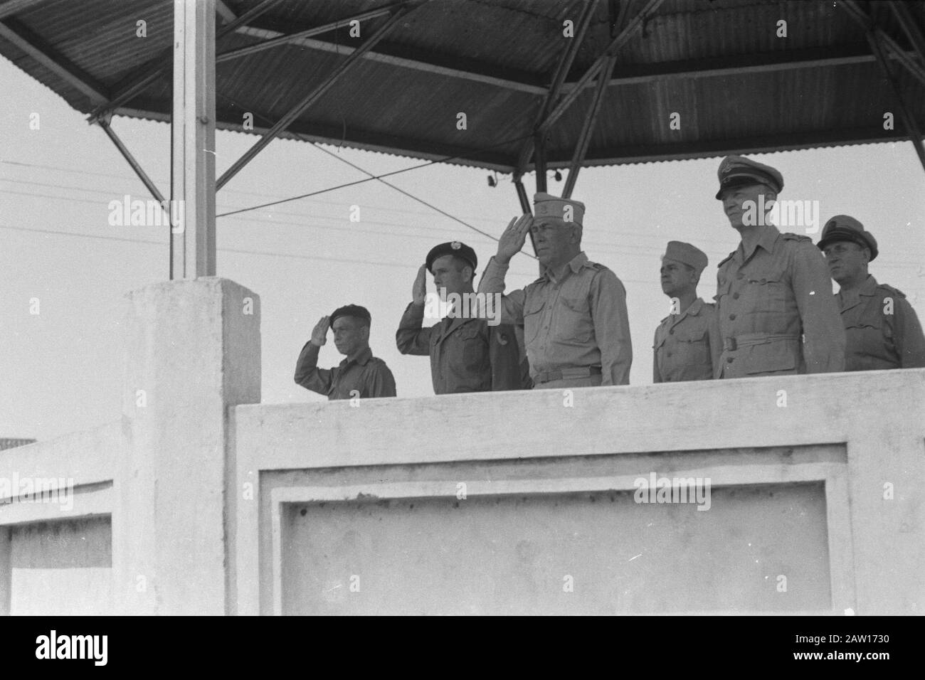 Preis des Bronze-Löwen bei Korporal Van der Keyl [Auf dem Gelände der Panzer Bandung ist der Bronze-Löwe an den korporal kämpfenden Fahrzeugführer P.J. van der Keyl der 2. Staffel Vechtwagens verliehen. General S. de Waal, Officers and P.J. van der Keyl Take the Parade Down] Datum: 16. Juli 1947 Ort: Bandung, Indonesien, Indonesien Personenname: KEYL, P.J. van der Stockfoto