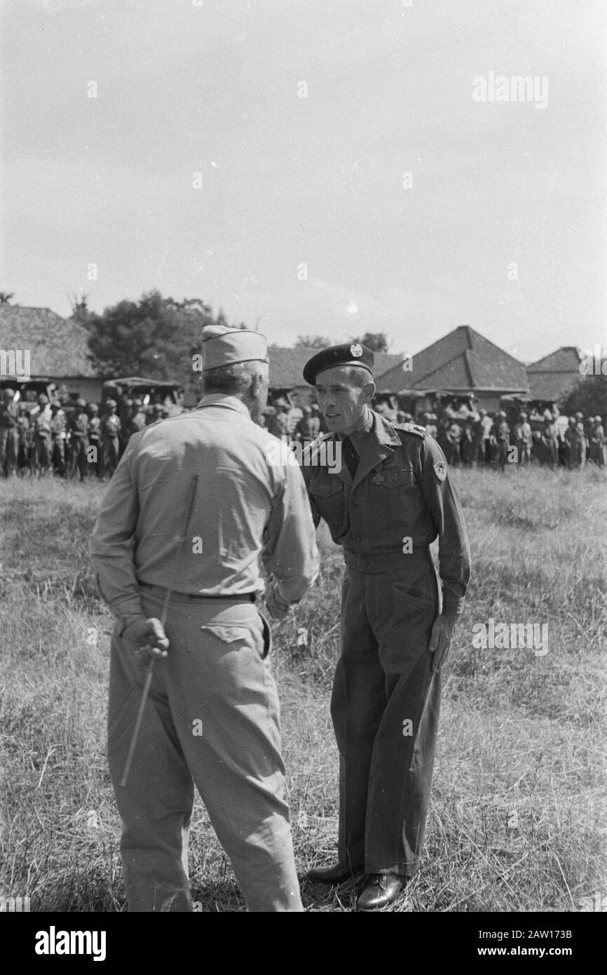 Auszeichnung des Bronze-Löwen bei Korporal Van der Keyl [Auf dem Gelände des Panzers Bandung ist der Bronze Lion to Korporal Fighting Vehicle Driver P.J. van der Keyl des 2. Geschwaders Vechtwagens ausgezeichnet] Anmerkung: Glückwunsch General S. de Waal Datum: 01.01.1947 Ort: Indonesien Niederländische Ostindien Stockfoto