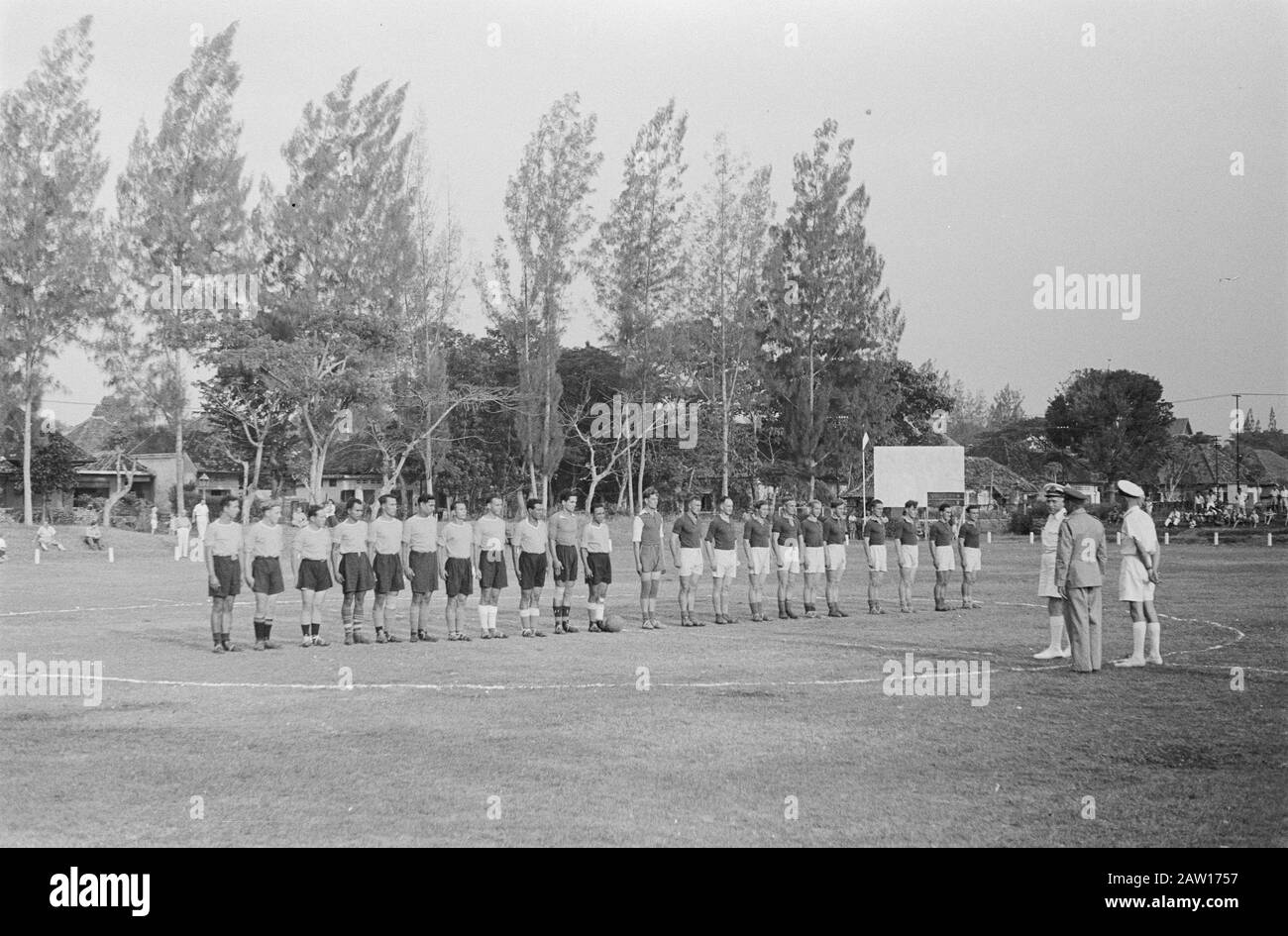 Sportveranstaltungen Vios veranstaltet anlässlich des Geburtstags von Queen Wilhelmina H.M. Armee-Sportdemonstrationen [Fußball. Teams vor dem Spiel] Datum: 31. August 1946 Ort: Batavia, Indonesien, Jakarta, Niederländisch-Ostindien Stockfoto