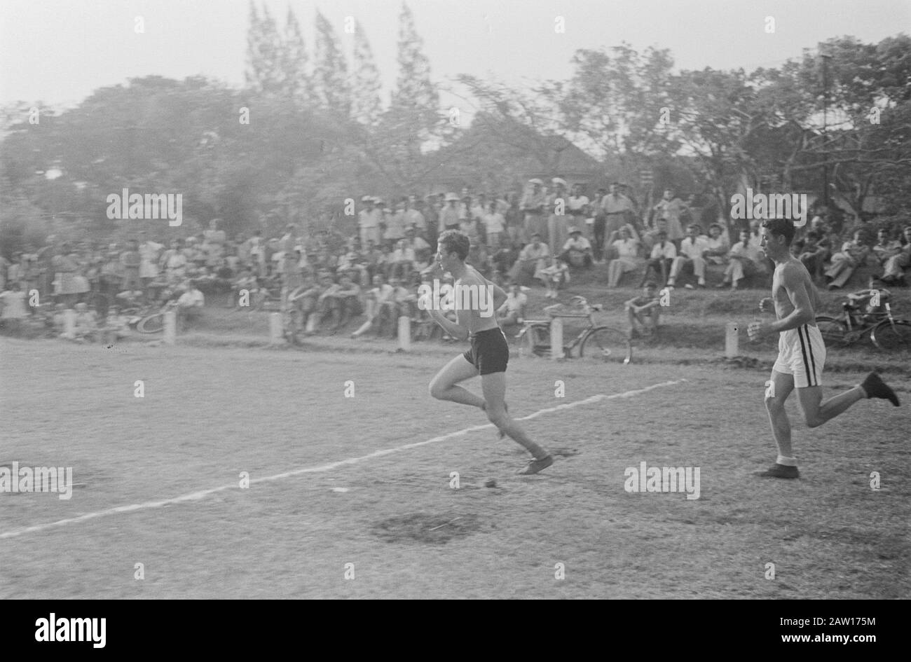 Sportveranstaltungen Vios Grounds to Batavia anlässlich des Geburtstags der HM Queen Wilhelmina Armee-Sportdemonstrationen [Track] Datum: 31. August 1946 Ort: Batavia, Indonesien, Jakarta, Niederländisch-Ostindien Stockfoto
