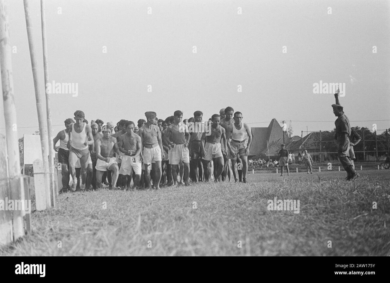 Sportveranstaltungen Vios Grounds to Batavia anlässlich des Geburtstags der HM Queen Wilhelmina Armee-Sportdemonstrationen [Track] Datum: 31. August 1946 Ort: Batavia, Indonesien, Jakarta, Niederländisch-Ostindien Stockfoto