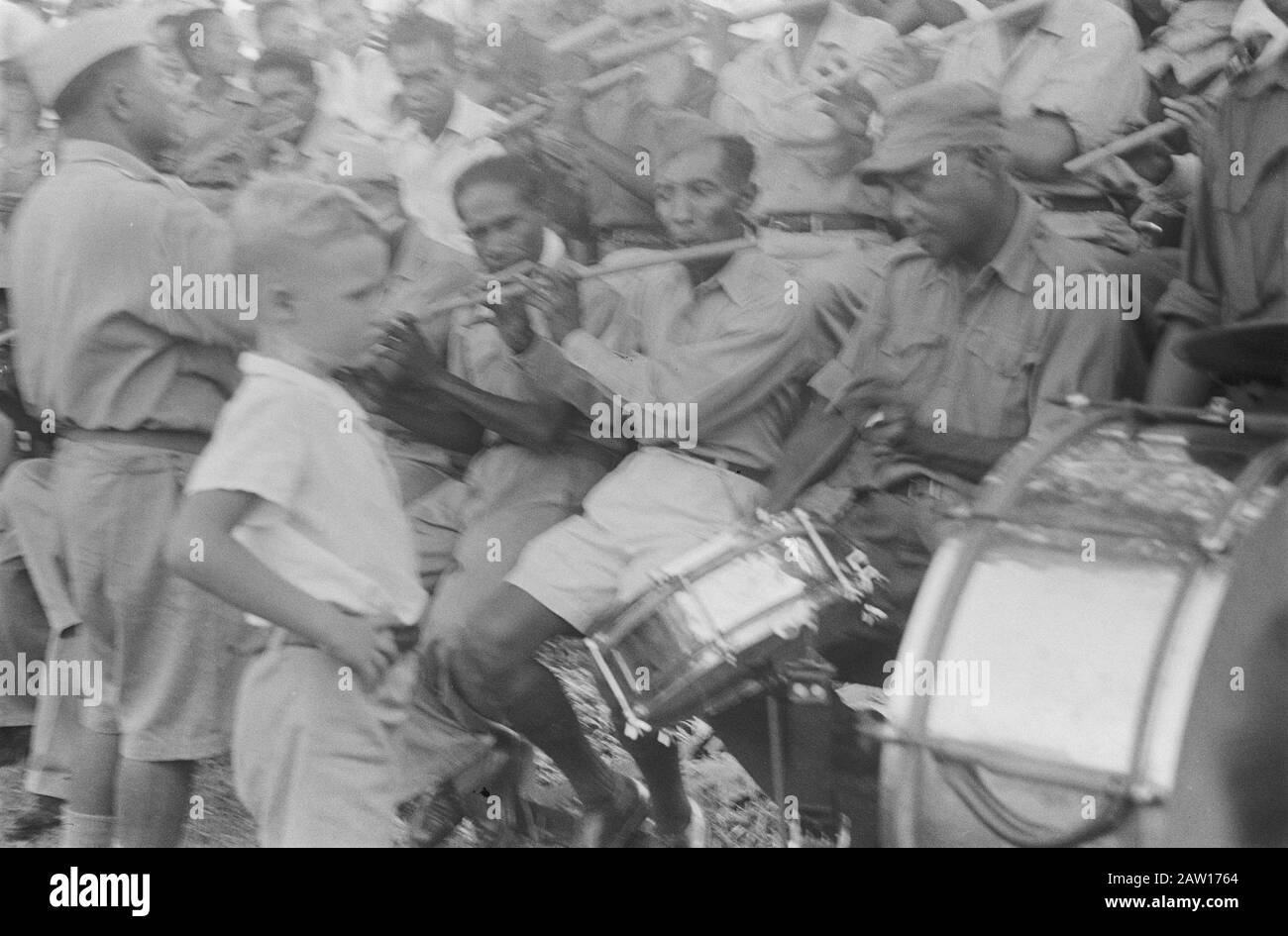 Sportveranstaltungen Vios Grounds to Batavia anlässlich des Geburtstags der HM-Königin Wilhelmina führte militärische Sportdemonstrationen durch [Ambonese Piper Corps] Datum: 31. August 1946 Ort in Batavia, Indonesien, Jakarta, Niederländisch-Ostindien Stockfoto
