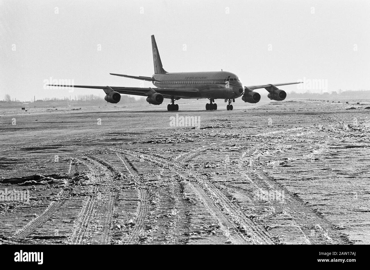 Auf Schiphol gibt es keine rutschigen Start- und Landebahnen mehr, ein DC-8 nutzt wieder das Webdatum: 9. Januar 1963 Schlagwörter: Start- und Landebahnen, Flugzeuge Personenname: DC-8 Koch, Eric/Anefo Urheberrechtsinhaber: National Archives Materialtyp: Negative (schwarz/weiß) Archivnummer: Siehe Zugriff 2.24.01.05 Stockfoto