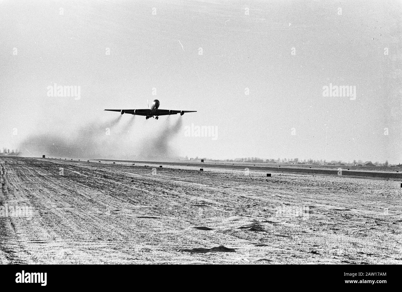 Auf Schiphol gibt es keine rutschigen Start- und Landebahnen mehr, ein DC-8 nutzt wieder das Webdatum: 9. Januar 1963 Schlagwörter: Start- und Landebahnen, Flugzeuge Personenname: DC-8 Koch, Eric/Anefo Urheberrechtsinhaber: National Archives Materialtyp: Negative (schwarz/weiß) Archivnummer: Siehe Zugriff 2.24.01.05 Stockfoto