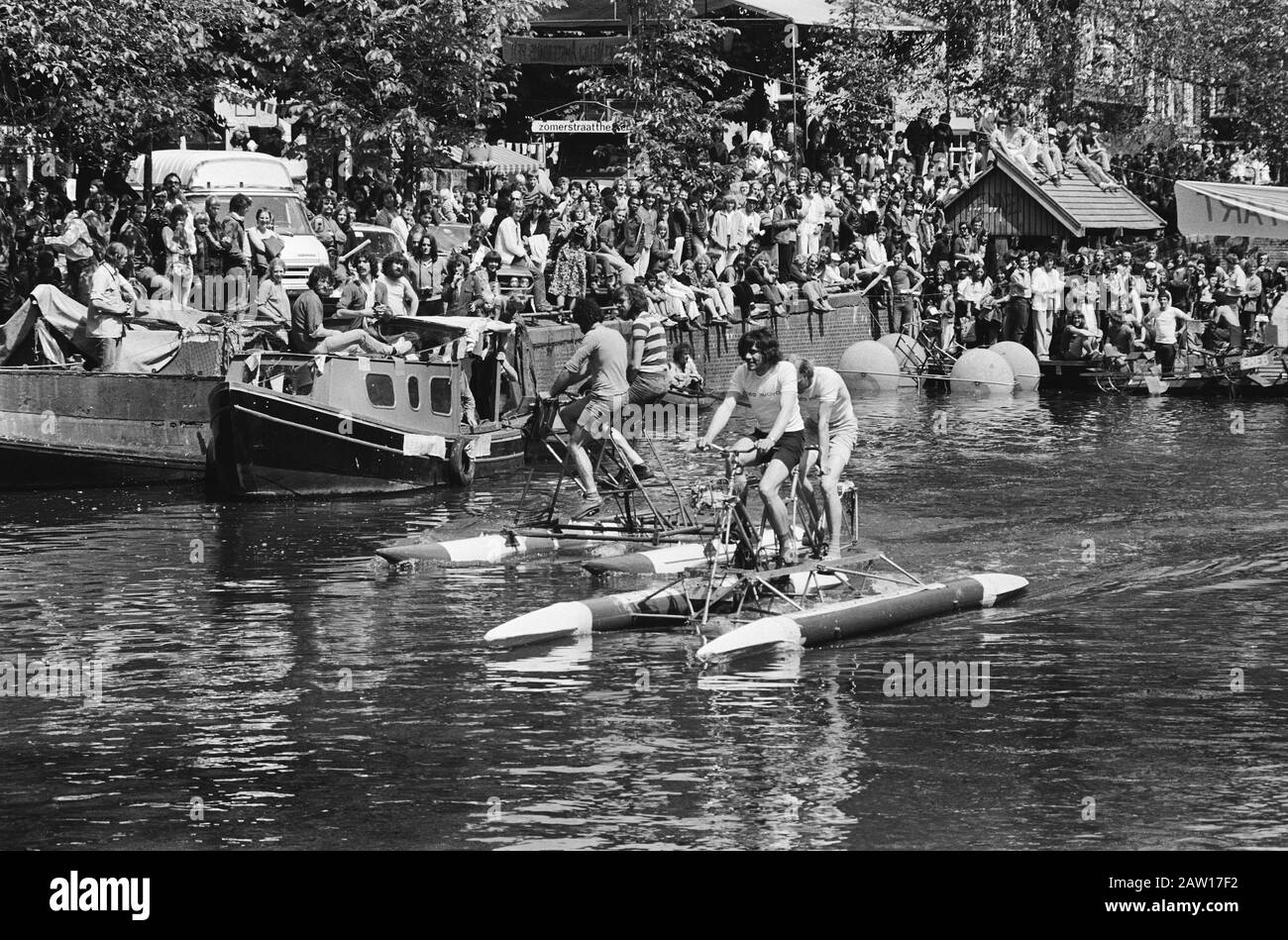 Hausgemachtes Paddelboot in einem Amsterdamer Kanal Datum: 16. Juni 1979 Ort: Amsterdam, Noord-Holland Schlüsselwörter: Kanäle, Pedal Stockfoto