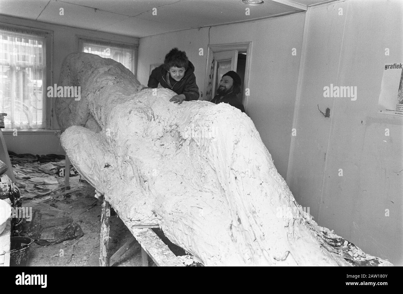 Mission Algemeen Handelsblad Bildhauer Slavomir Miletic mit Statue in seinem Atelier Datum: 27. März 1969 Schlüsselwörter: Workshops, Bilder, Bildhauer Personenname: Handelsblad Stockfoto