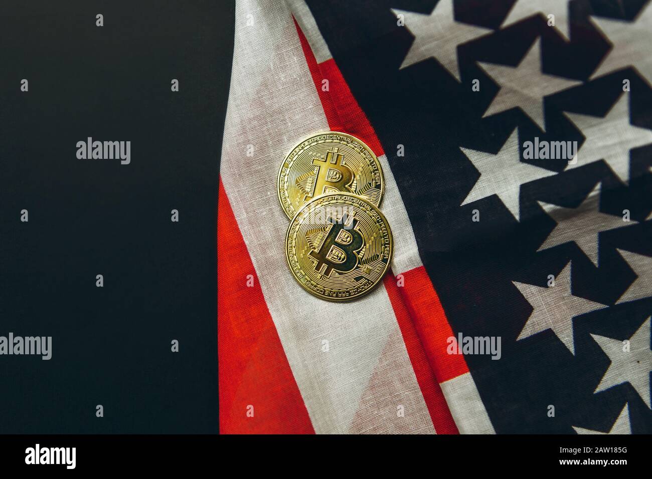 Bitcoin Cryptocurrency Münzen neben amerikanischem Flaggenhintergrund. Stockfoto