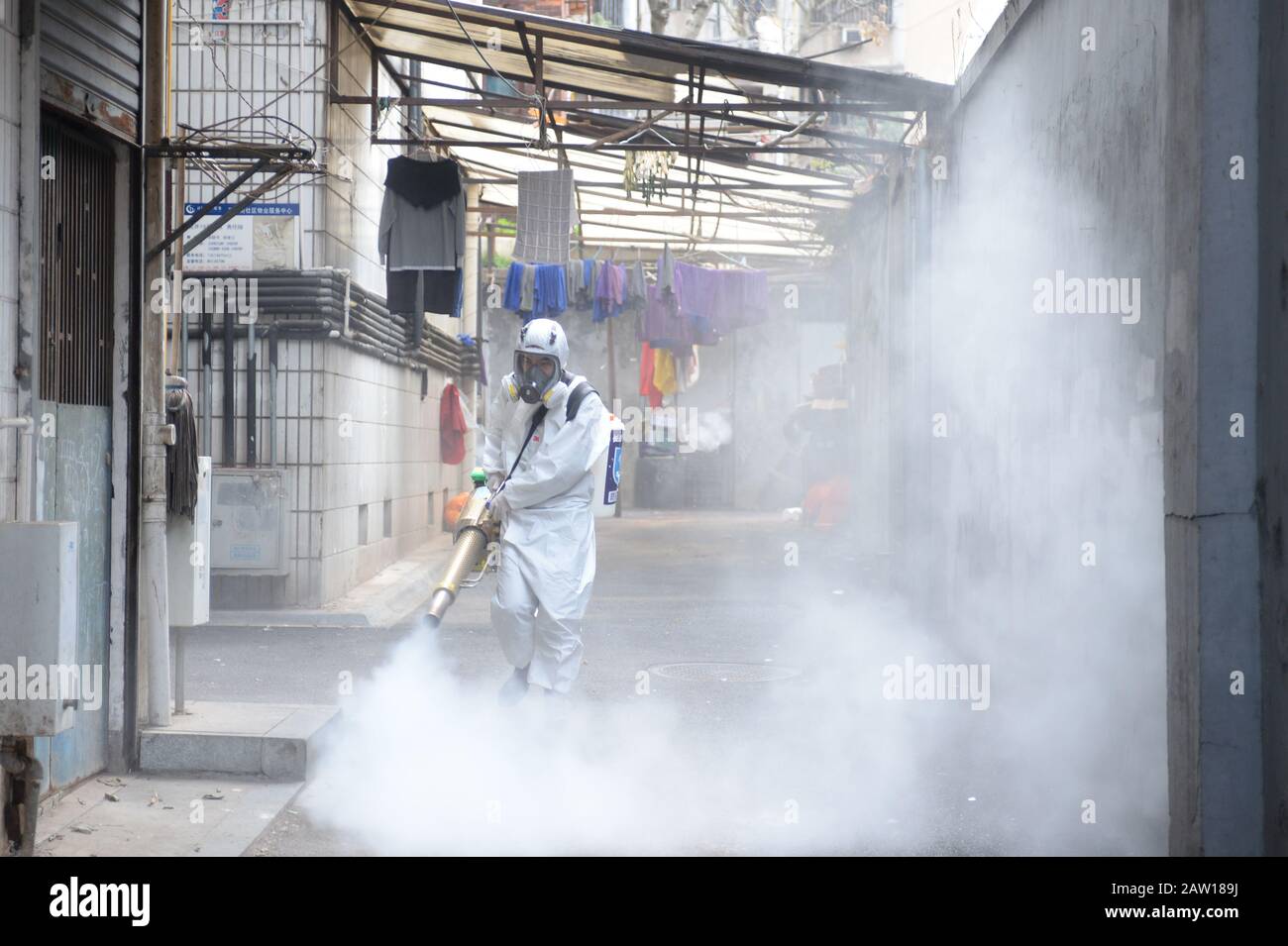 Changsha, Chinas Hunan-Provinz. Februar 2020. Mitglied von Changsha Blue Sky Rescue Volunteers zum Sprühen von Desinfektionsmitteln in der Mawangjie-Gemeinde in Changsha, der zentralchinesischen Provinz Hunan, 5. Februar 2020. Das Rettungsteam hatte sich dem Kampf gegen den neuartigen Coronavirus-Ausbruch angeschlossen. Credit: Chen Zhenhai/Xinhua/Alamy Live News Stockfoto