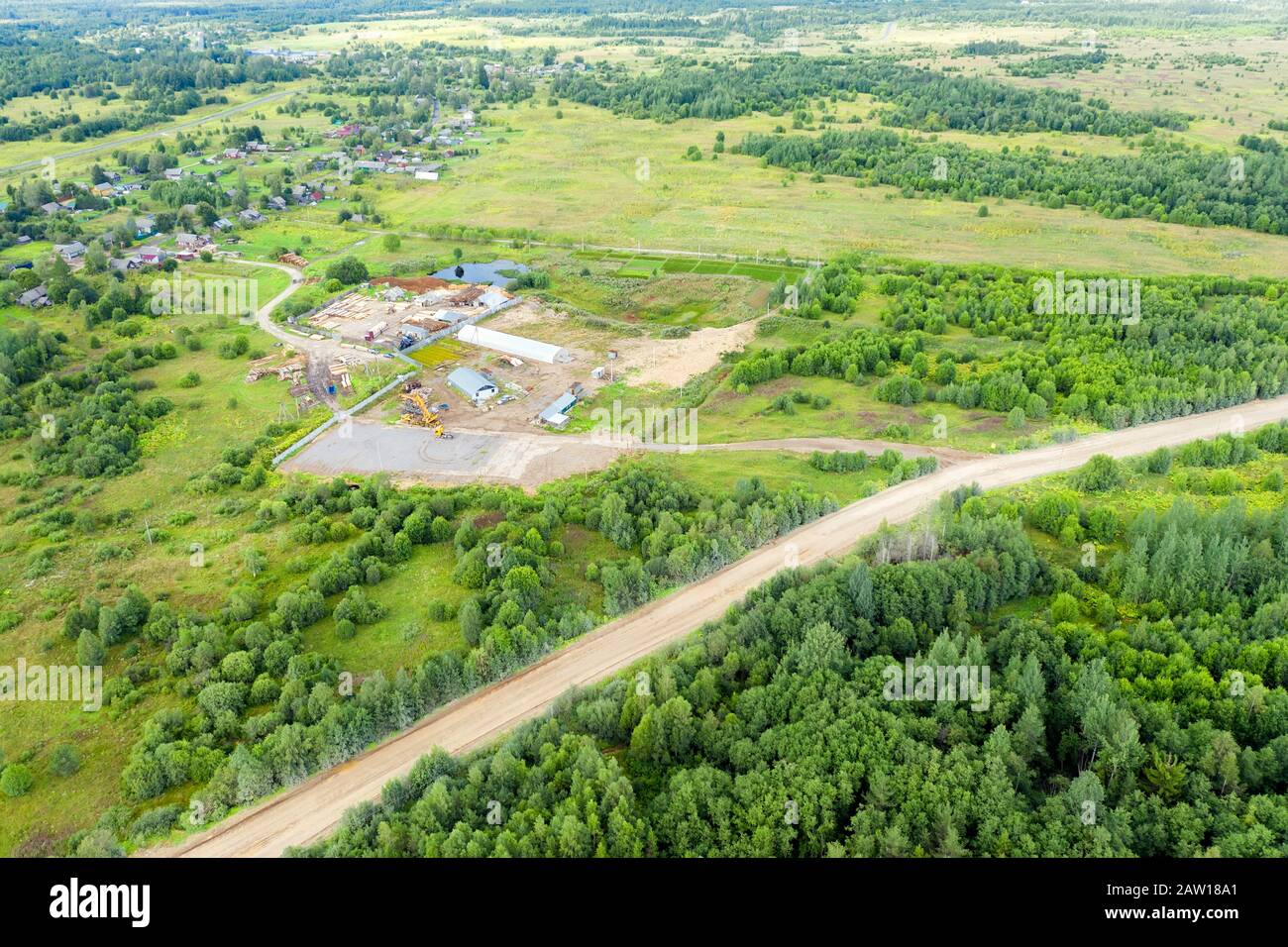 Draufsicht über ein Industriegebiet auf dem Land Stockfoto