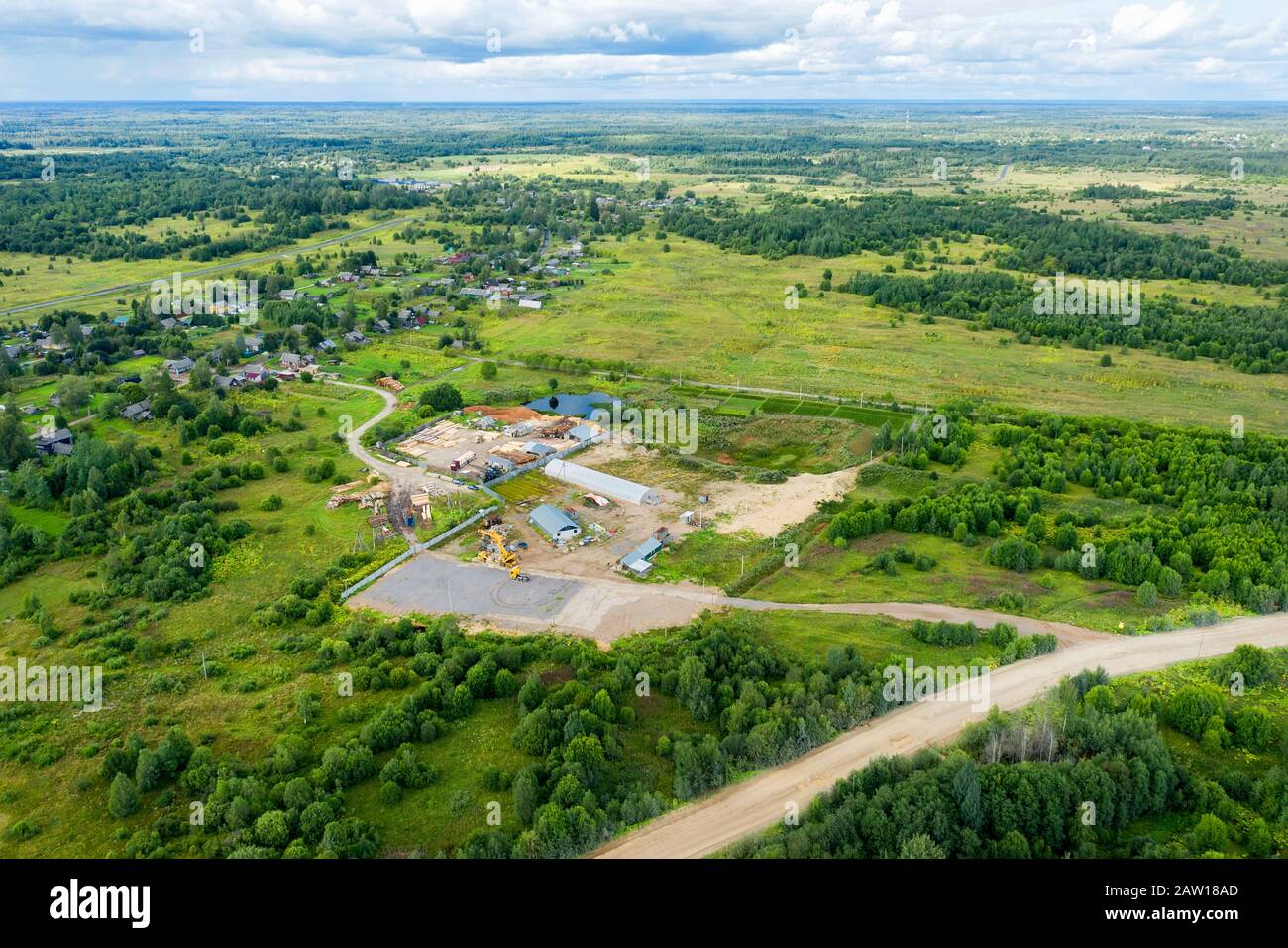 Draufsicht über ein Industriegebiet auf dem Land Stockfoto