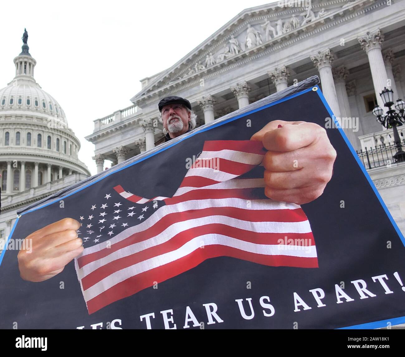 Peking, USA. Februar 2020. Ein Protestler, der ein Plakat hält, steht vor dem Kapitol in Washington, DC, den Vereinigten Staaten, 3. Februar 2020. Kredit: Liu Jie/Xinhua/Alamy Live News Stockfoto