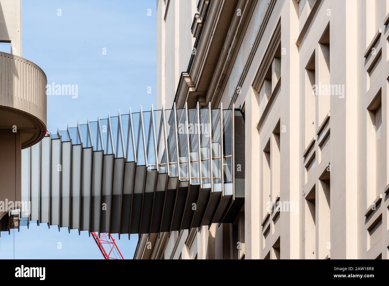 London, Großbritannien - 15. Mai 2019: Moderne Designbrücke zwischen zwei Gebäuden in Covent Garden. Covent Garden liegt im Londoner West End und ist bekannt für seine Lage Stockfoto