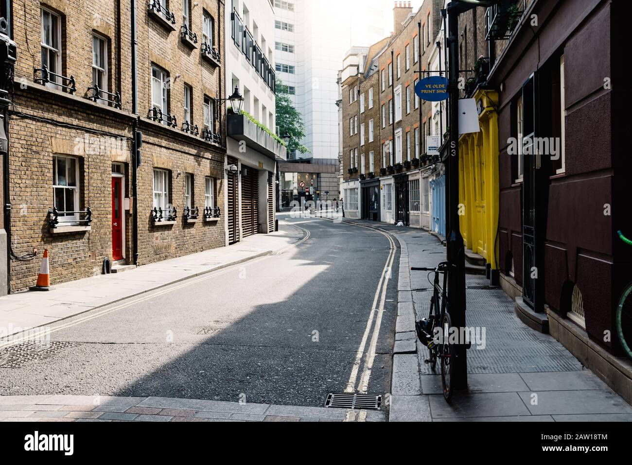 London, Großbritannien - 15. Mai 2019: Leere Straße im Covent Garden Bereich. SunFlare im Hintergrund Stockfoto