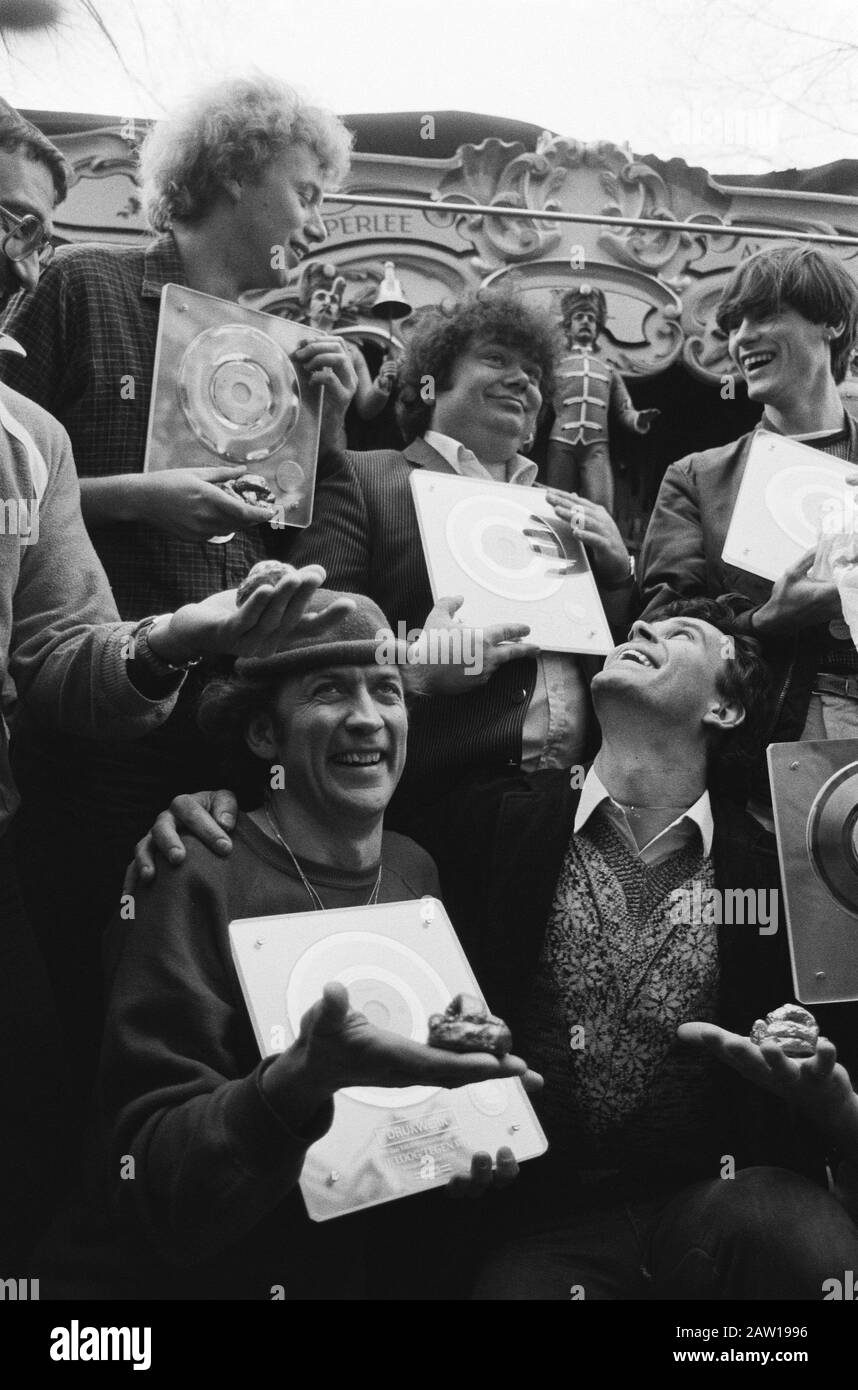 Mission Limburger. Andre Hazes Print, der mir goldene Schallplatten für ihre Single Überreicht hat Datum: 2. März 1982 Schlüsselwörter: Übergaben Personenname: Hazes, André Stockfoto