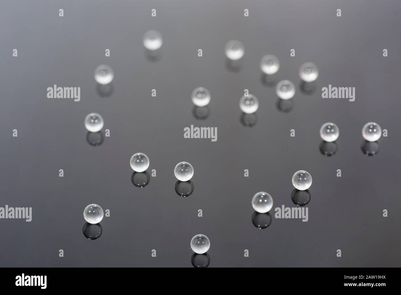 Abstrakte Foto mit kleinen Kugeln aus Glas auf transparentem Hintergrund. Stockfoto