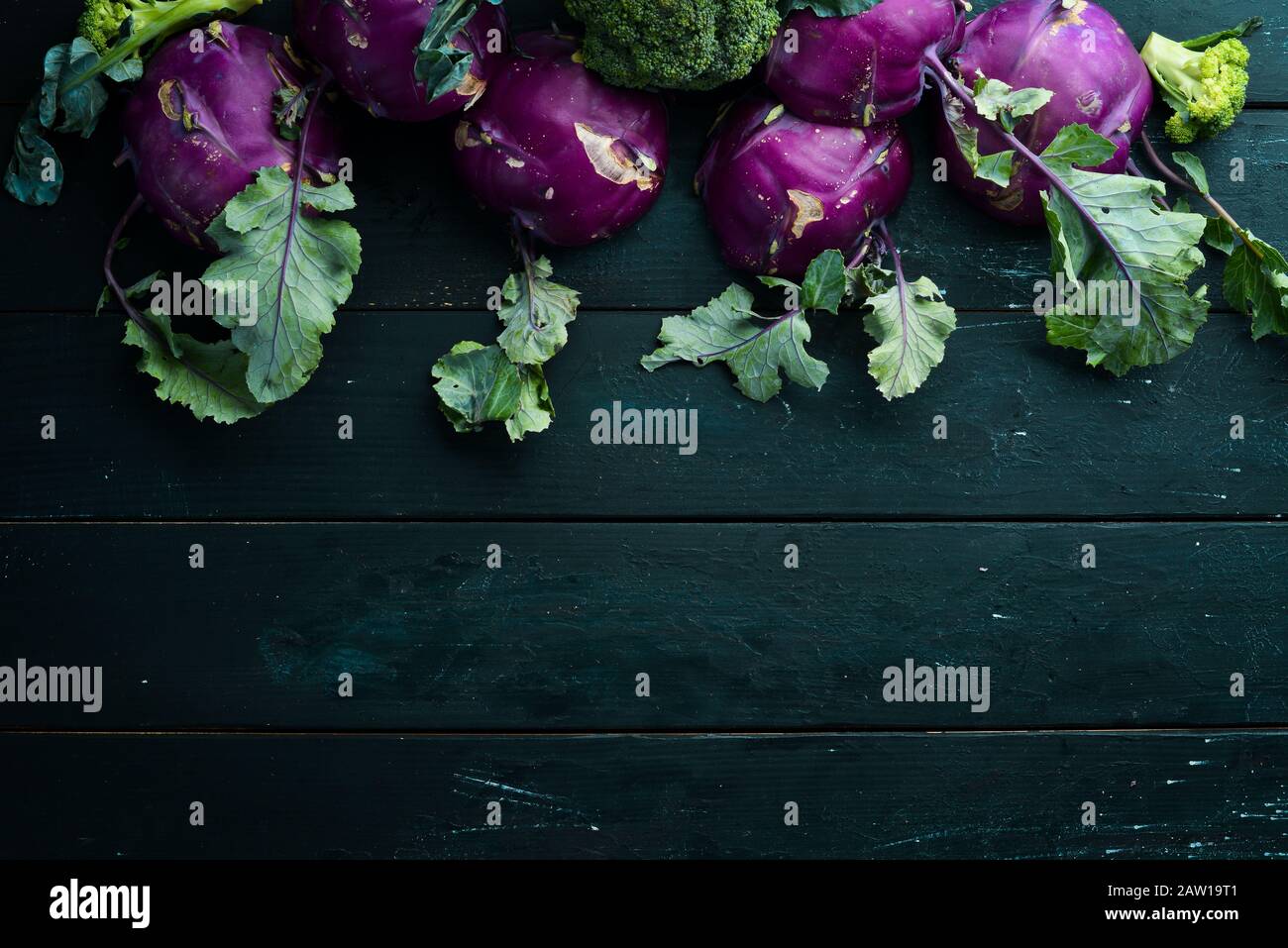 Violetter Kohlrabiakohl. Auf schwarzem Hintergrund. Draufsicht. Freier Speicherplatz für Ihren Text. Stockfoto