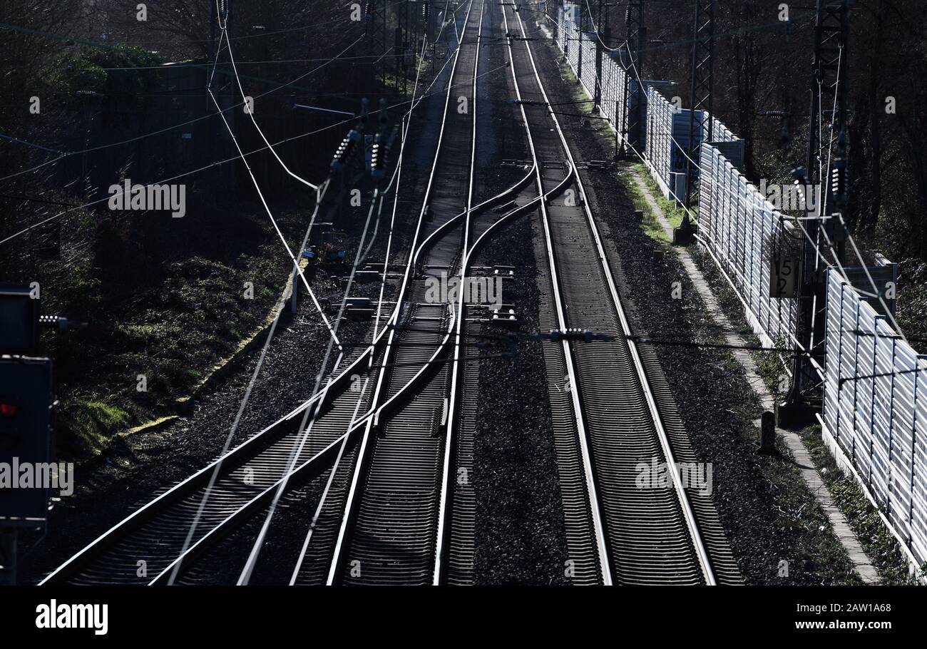 Raunheim, Deutschland. Februar 2020. Schienen einer S-Bahn vor dem Bahnhof Raunheim. (Zur dpa "Bahnausbau in Hessen - Minister informiert über aktuellen Status") Kredit: Silas Stein / dpa / Alamy Live News Stockfoto