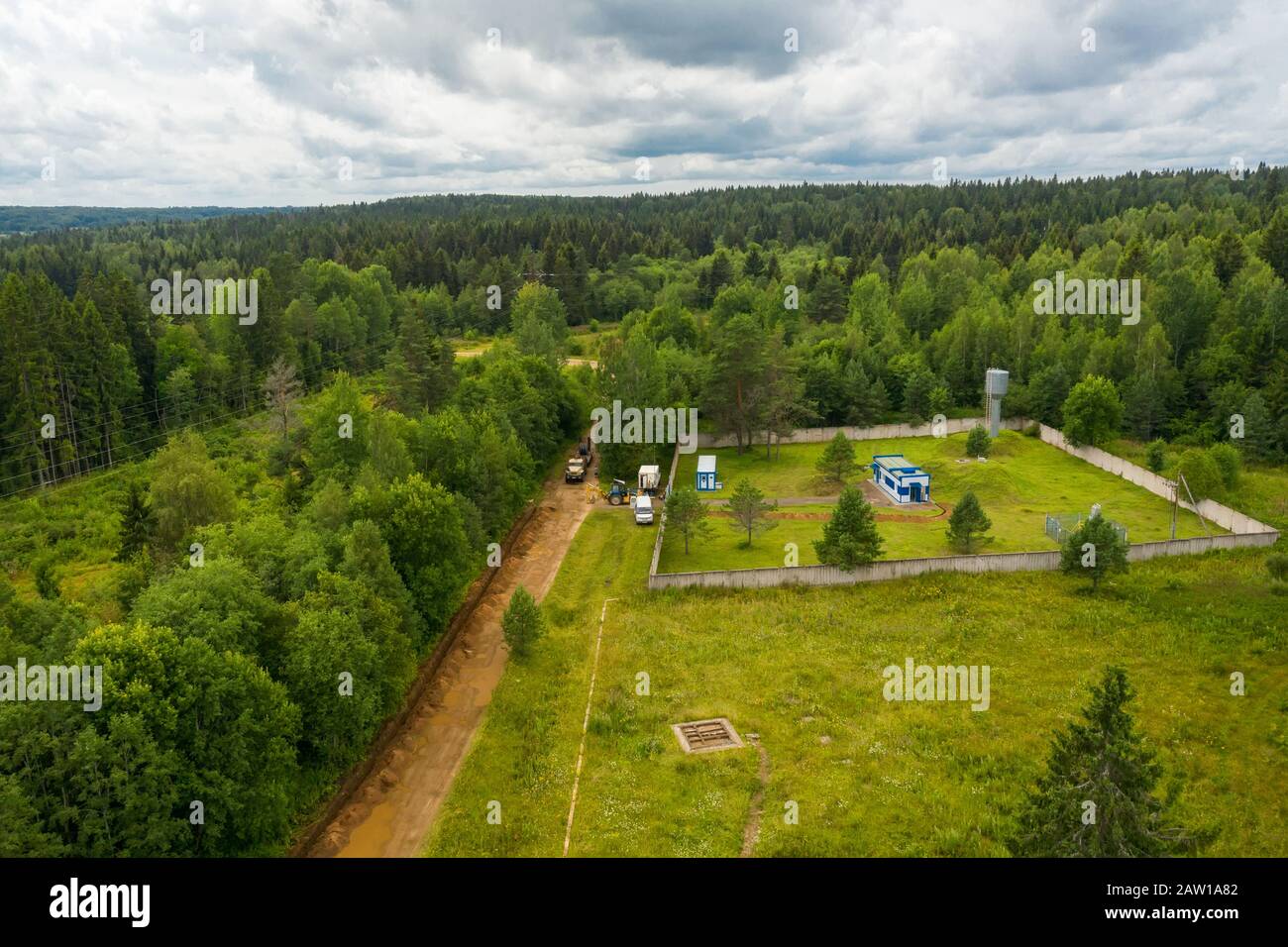 Draufsicht über ein Industriegebiet auf dem Land Stockfoto