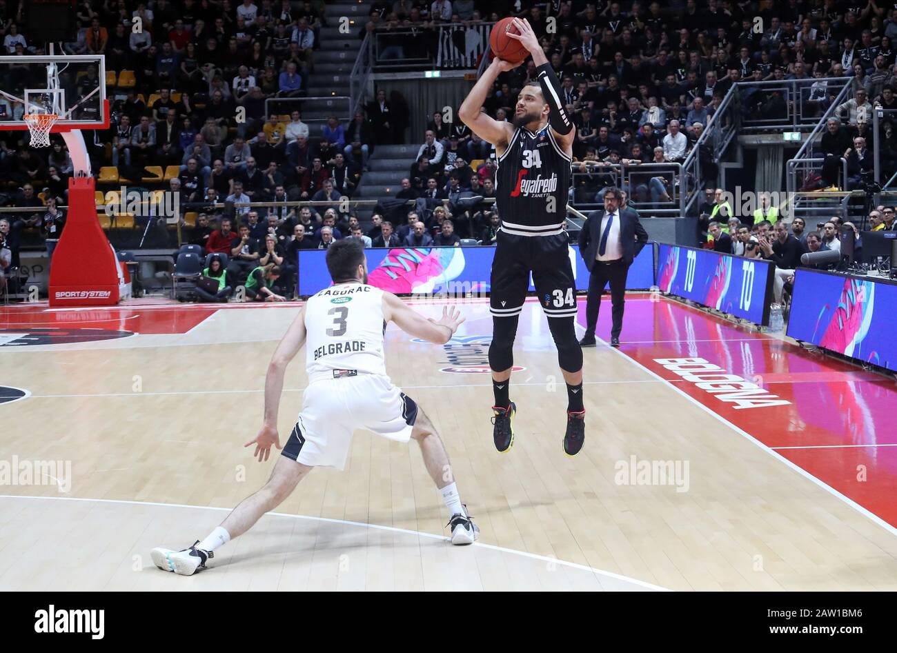 Bologna, Italien. Februar 2020. Kyle weems (Virtus segafredo bologna) während Segaftedo Virtus Bologna vs. Partizan Nis Belgrado, Basketball EuroCup Championship in Bologna, Italien, 5. Februar 2020 Credit: Independent Photo Agency/Alamy Live News Stockfoto