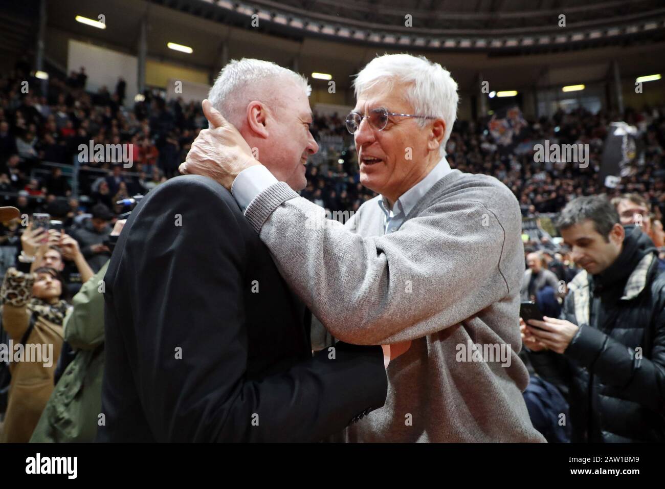 Bologna, Italien. Februar 2020. Sasha danilovic und renato villalta während Segaftedo Virtus Bologna vs. Partizan Nis Belgrado, Basketball EuroCup Championship in Bologna, Italien, 5. Februar 2020 Credit: Independent Photo Agency/Alamy Live News Stockfoto