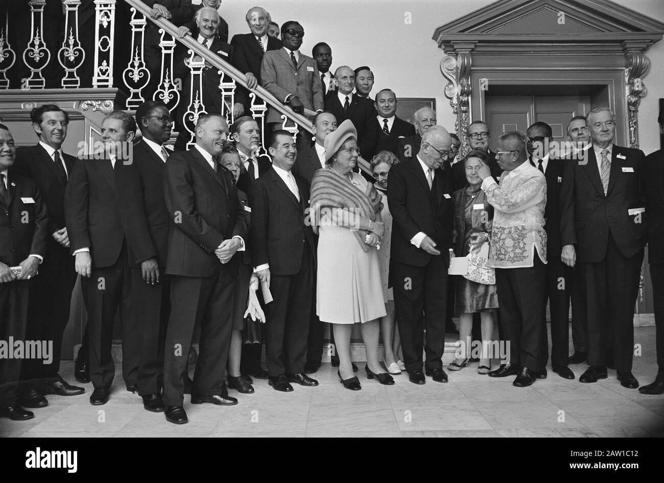Königin Juliana empfängt Palast Huis ten Bosch, eine Delegation der Parlamentarischen Union Königin Juliana mit Delegiertenanmerkung: Zur linken der Königin gehören C. Berkhouwer und Lady Wttewaal von Parade Road Ansichtdatum: 1. Oktober 1970 Standort: Den Haag, South Holland Schlüsselwörter: Delegierungen, Königinnen, Name der Einnahmeperson: Juliana (Königin Niederlande) - Name Der Einrichtung: Huis Ten Bosch Stockfoto