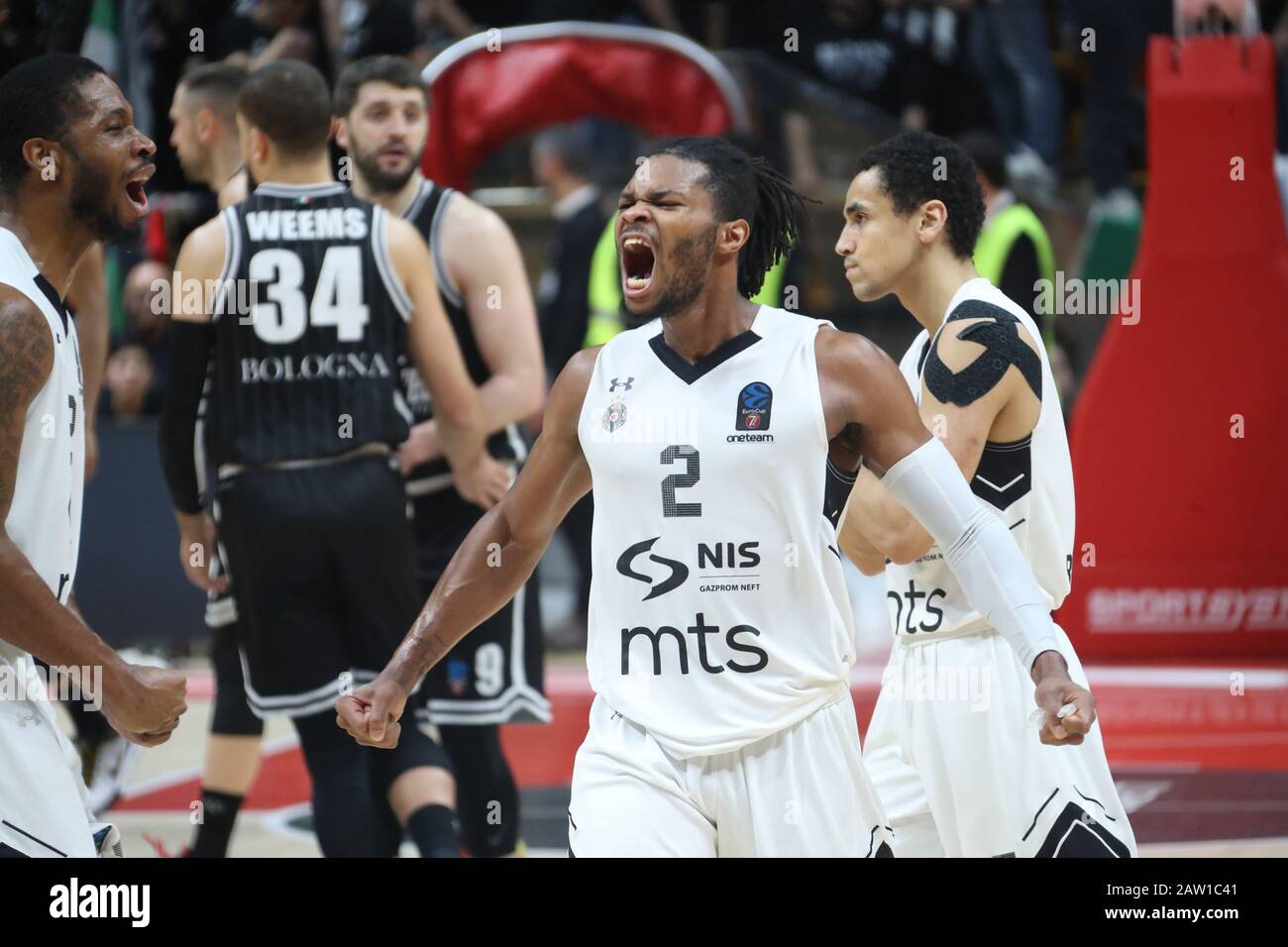 Bologna, Italien. Februar 2020. Das Glück von partizan belgrado al Termine von Partita vinta 84-82 über Virtus segafredo bologna während Segaftedo Virtus Bologna vs. Partizan Nis Belgrado, Basketball EuroCup Championship in Bologna, Italien, 5. Februar 2020 Kredit: Unabhängige Fotoagentur/Alamy Live News Stockfoto