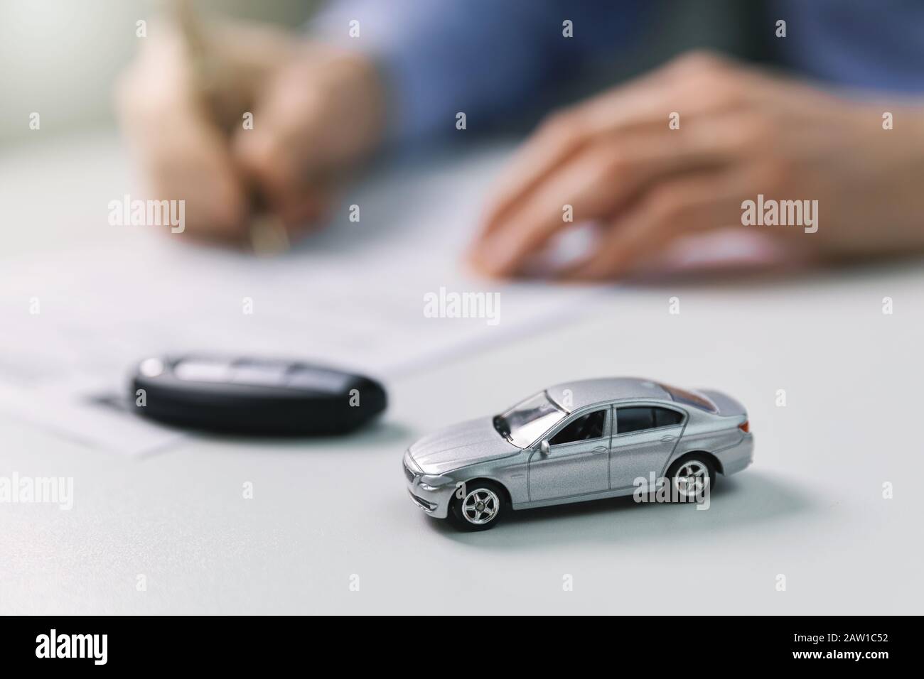 Neues Autokonzept kaufen - Vertragsabschluss im Händlerbüro Stockfoto