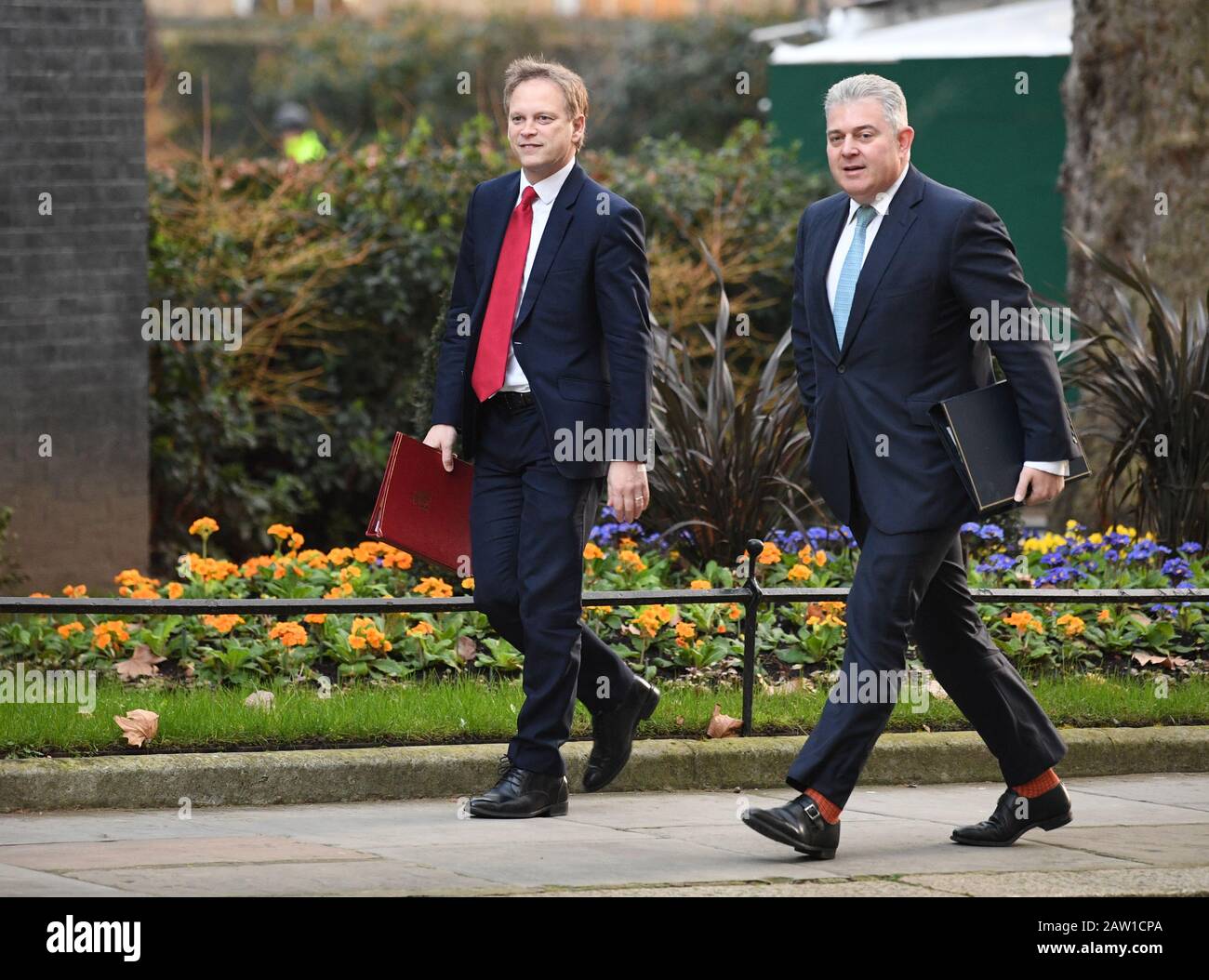 Verkehrsminister Grant Shapps (links) und Staatsminister für Sicherheit Brandon Lewis treffen zu einem Kabinettstreffen in der 10 Downing Street, London, ein. Stockfoto