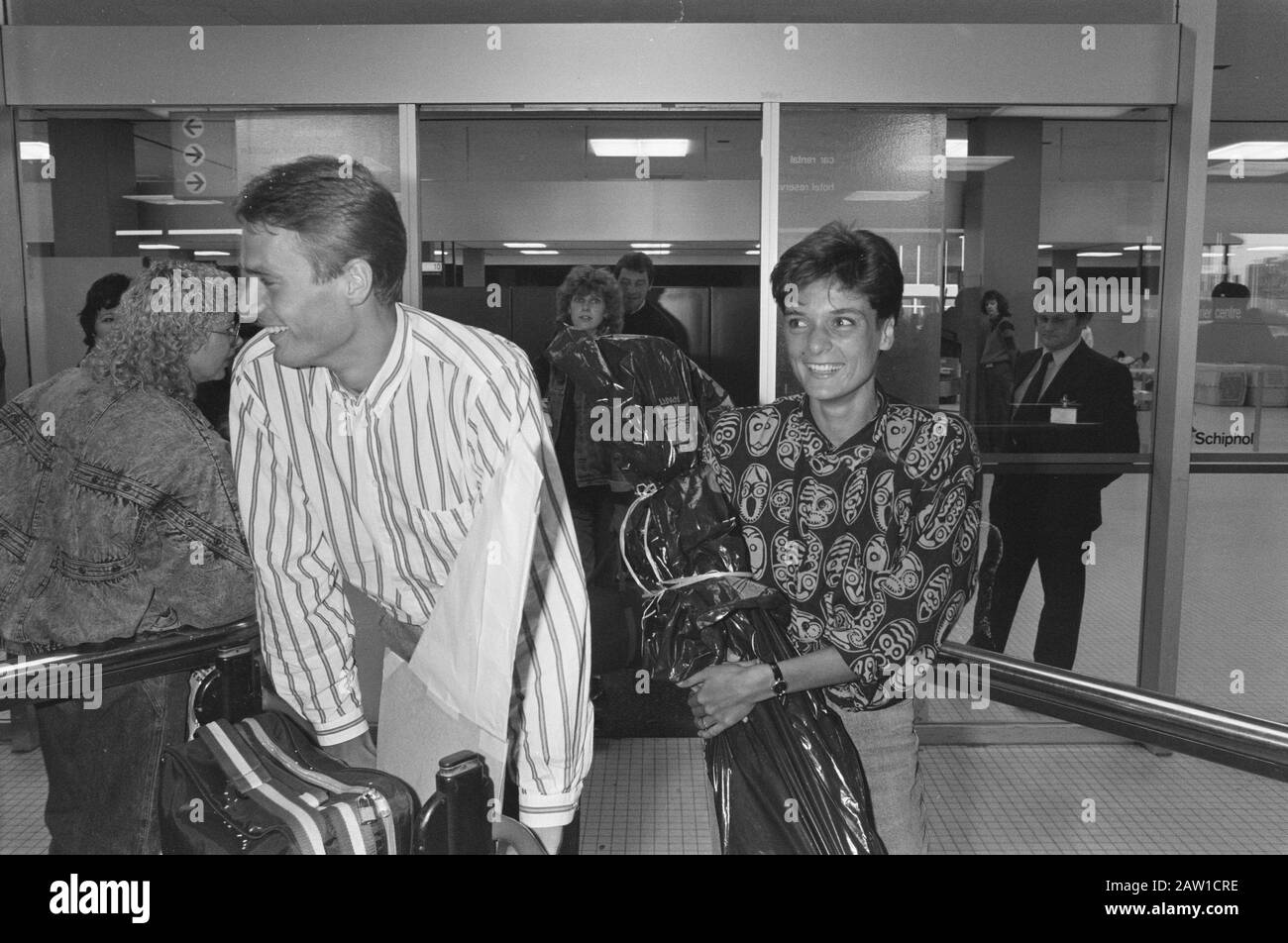 Job GPD: Athlet Marjan Olyslager mit Ehemann am Flughafen Datum: 4. November 1988 Schlagwörter: Ehepartner, Sportler, Flughäfen Stockfoto