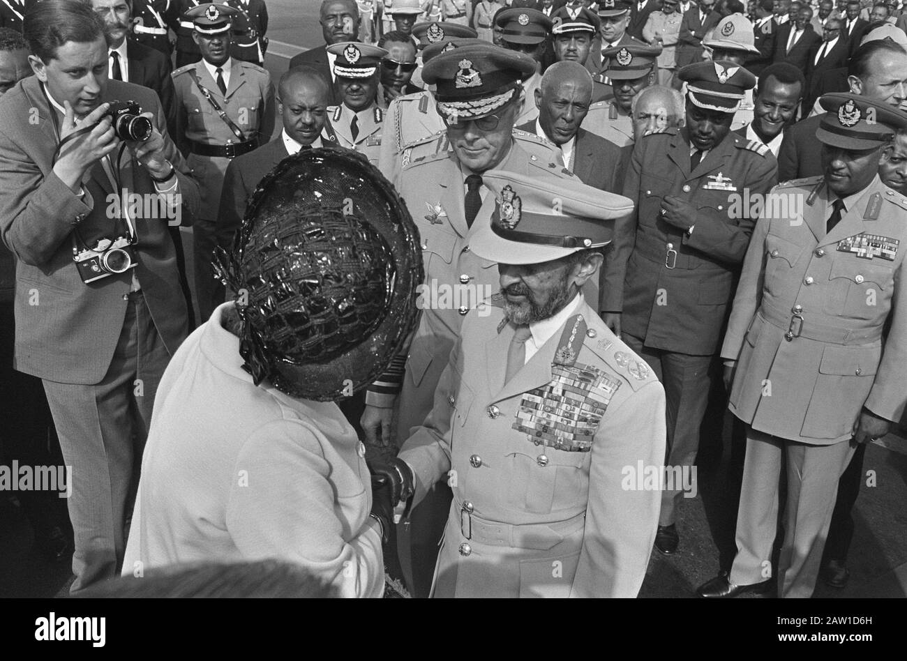 Königin Juliana Abschied von Kaiser Haile Selassie am Flughafen in Addis Abeba Datum: 5. Februar 1969 Ort: Addis Abeba, Äthiopien Schlüsselwörter: Abschied, Königinnen, Flughäfen Personenname: Haile Selassie, Kaiser von Äthiopien, Juliana, Königin Stockfoto