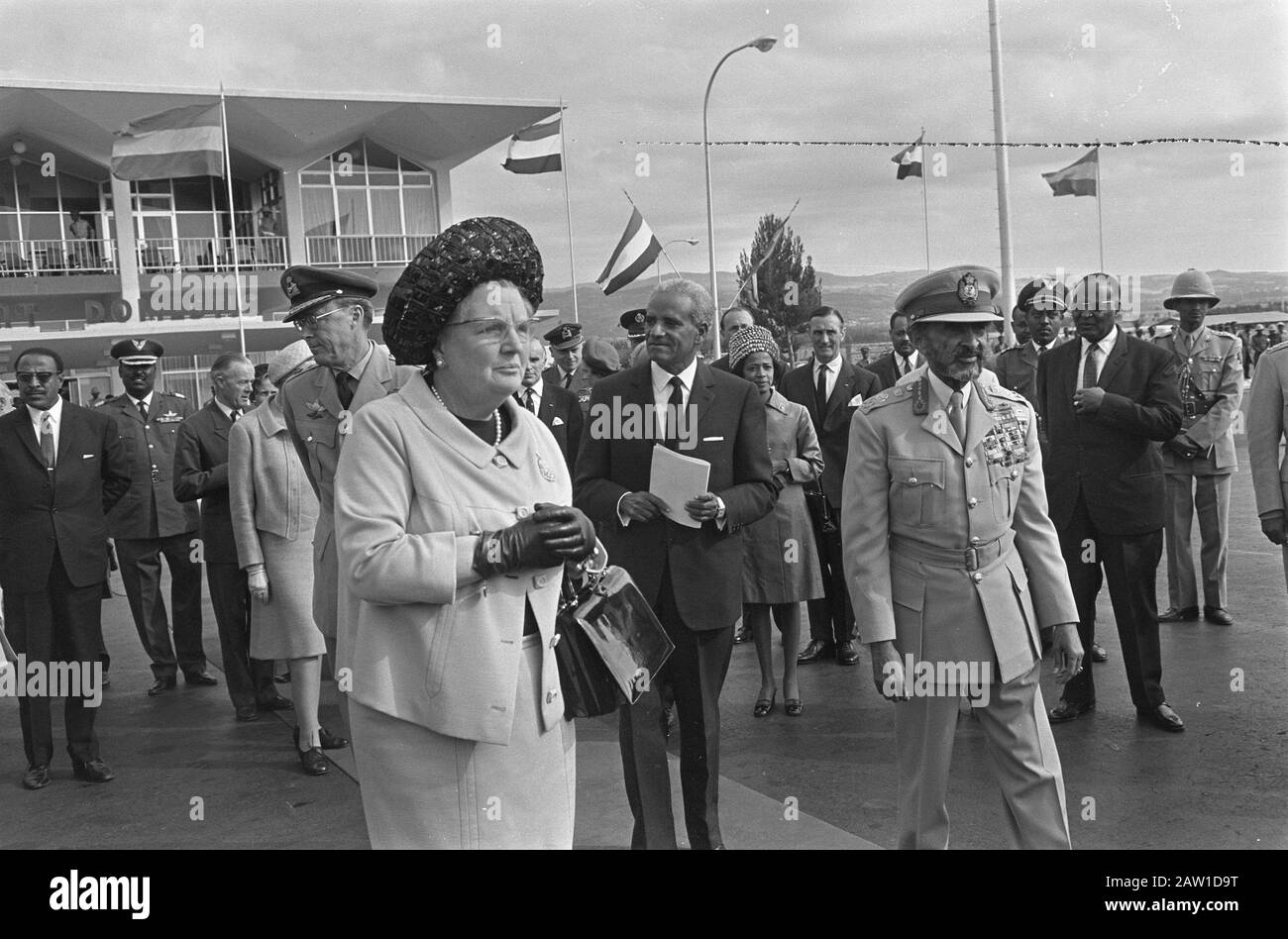 Königin Juliana Abschied von Kaiser Haile Selassie am Flughafen in Addis Abeba Datum: 5. Februar 1969 Ort: Addis Abeba, Äthiopien Schlüsselwörter: Abschied, Königinnen, Flughäfen Personenname: Haile Selassie, Kaiser von Äthiopien, Juliana, Königin Stockfoto
