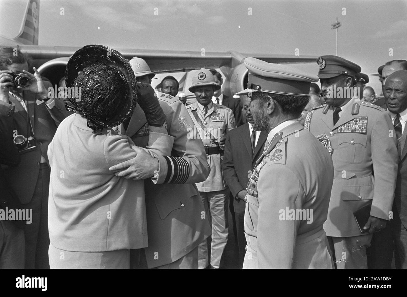 Königin Juliana Abschied von Kaiser Haile Selassie auf dem Flughafen in Addis Abeba HM Abschied von Prinz Bernhard (verlässt Datum: 5. Februar 1969 Ort: Addis Abeba, Äthiopien Schlüsselwörter: Abschied, Königinnen, Fürsten, Flughäfen Personenname: Bernhard, Fürst, Juliana, Königin Stockfoto