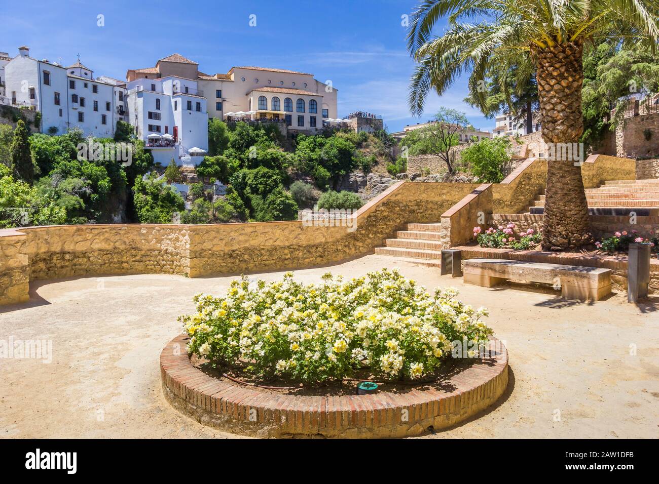 Blumenbeet und Palme in den Gärten von Ronda, Spanien Stockfoto