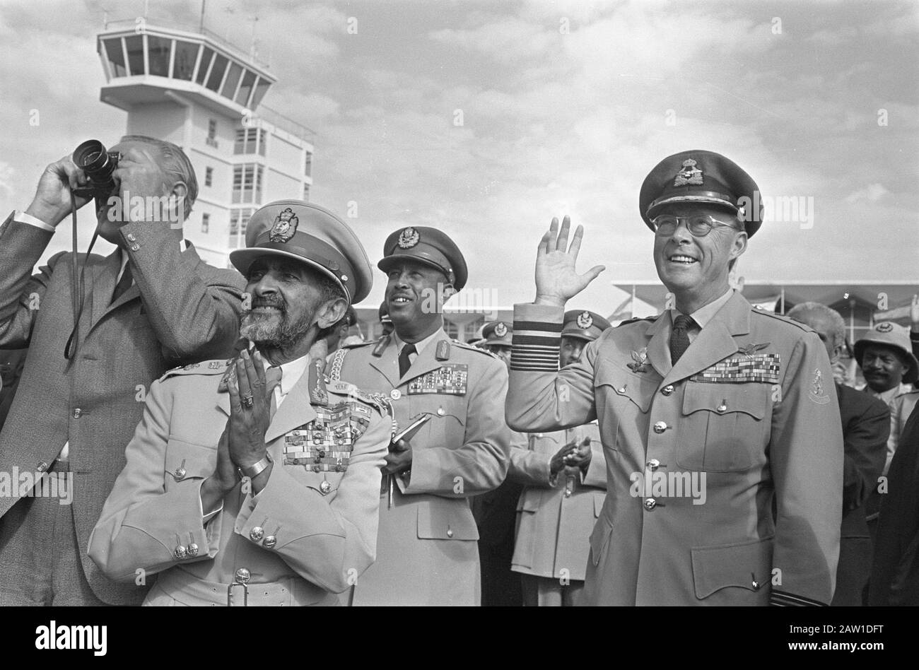 Königin Juliana Abschied von Kaiser Haile Selassie in Addis Abeba Flughafen Kaiser Haile Selassie und Pr. Bernhard Wave bis heute: 5. Februar 1969 Ort: Addis Abeba, Äthiopien Schlüsselwörter: Abschied, Königinnen, Fürsten, Flughäfen Personenname: Bernhard, Fürst, Haile Selassie, Kaiser von Äthiopien, Juliana, Königin Stockfoto