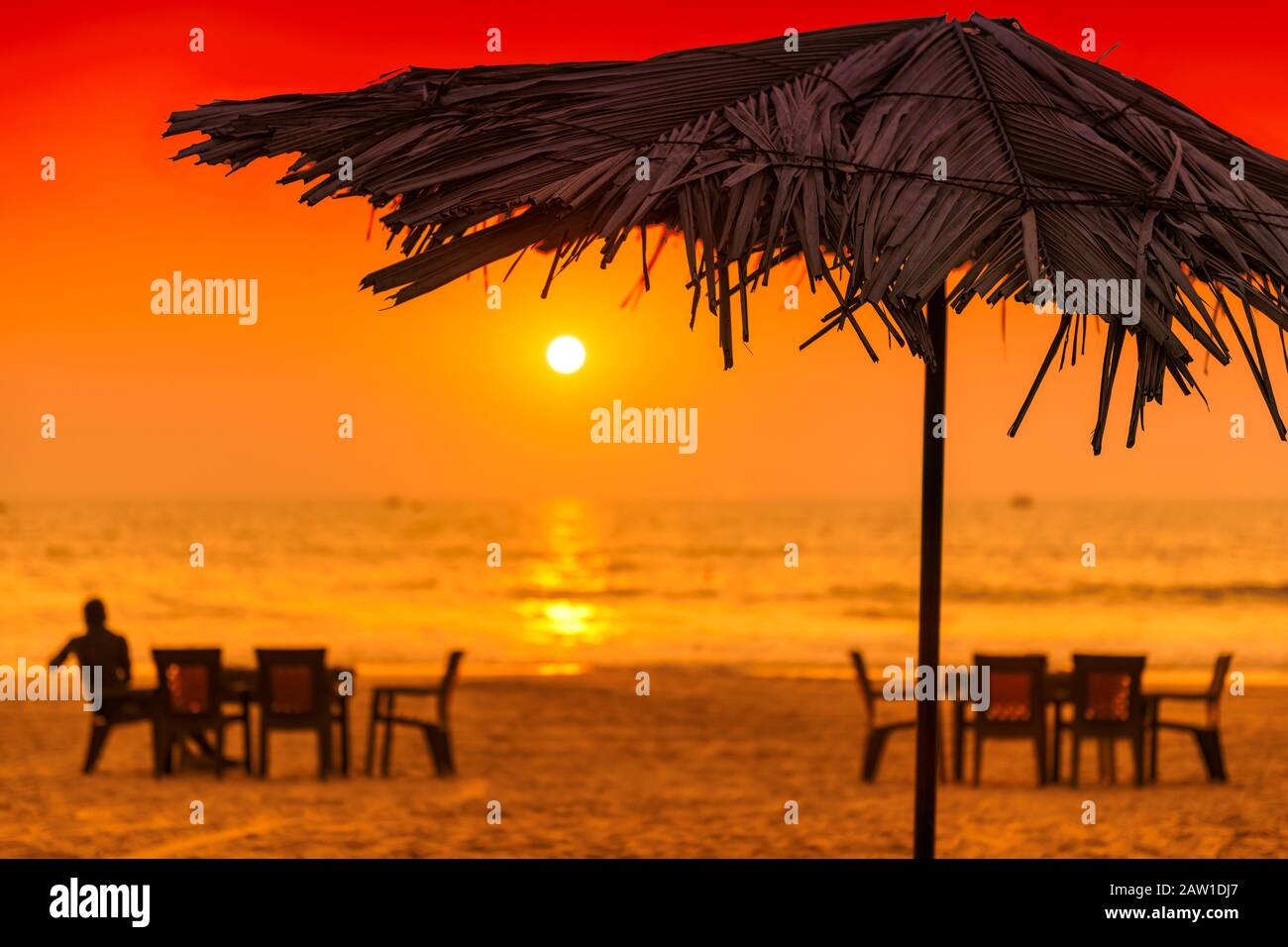 Sonnenuntergang am tropischen Strand Stockfoto